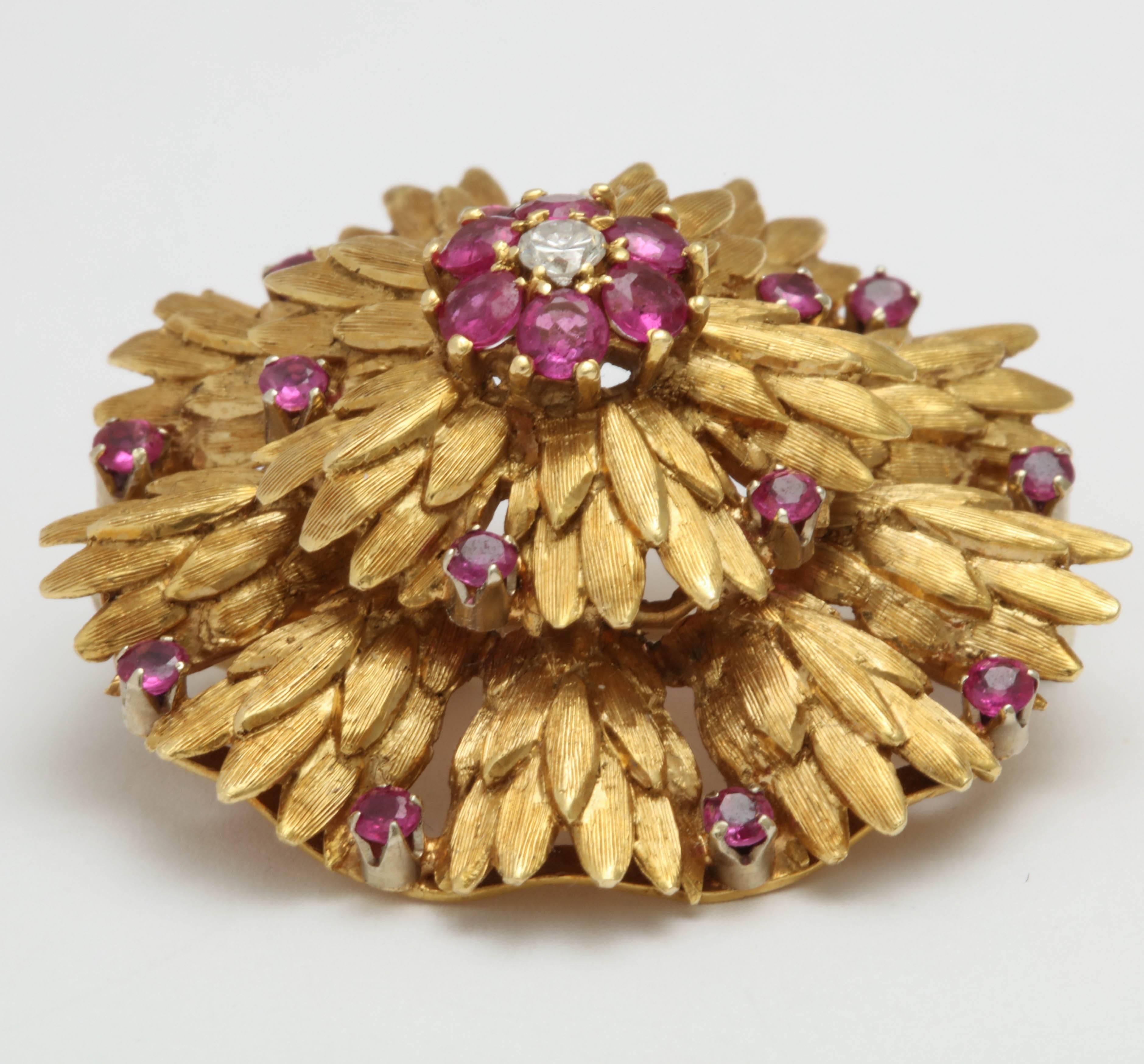 Épingle en forme de couronne en rubis et diamants Pour femmes en vente