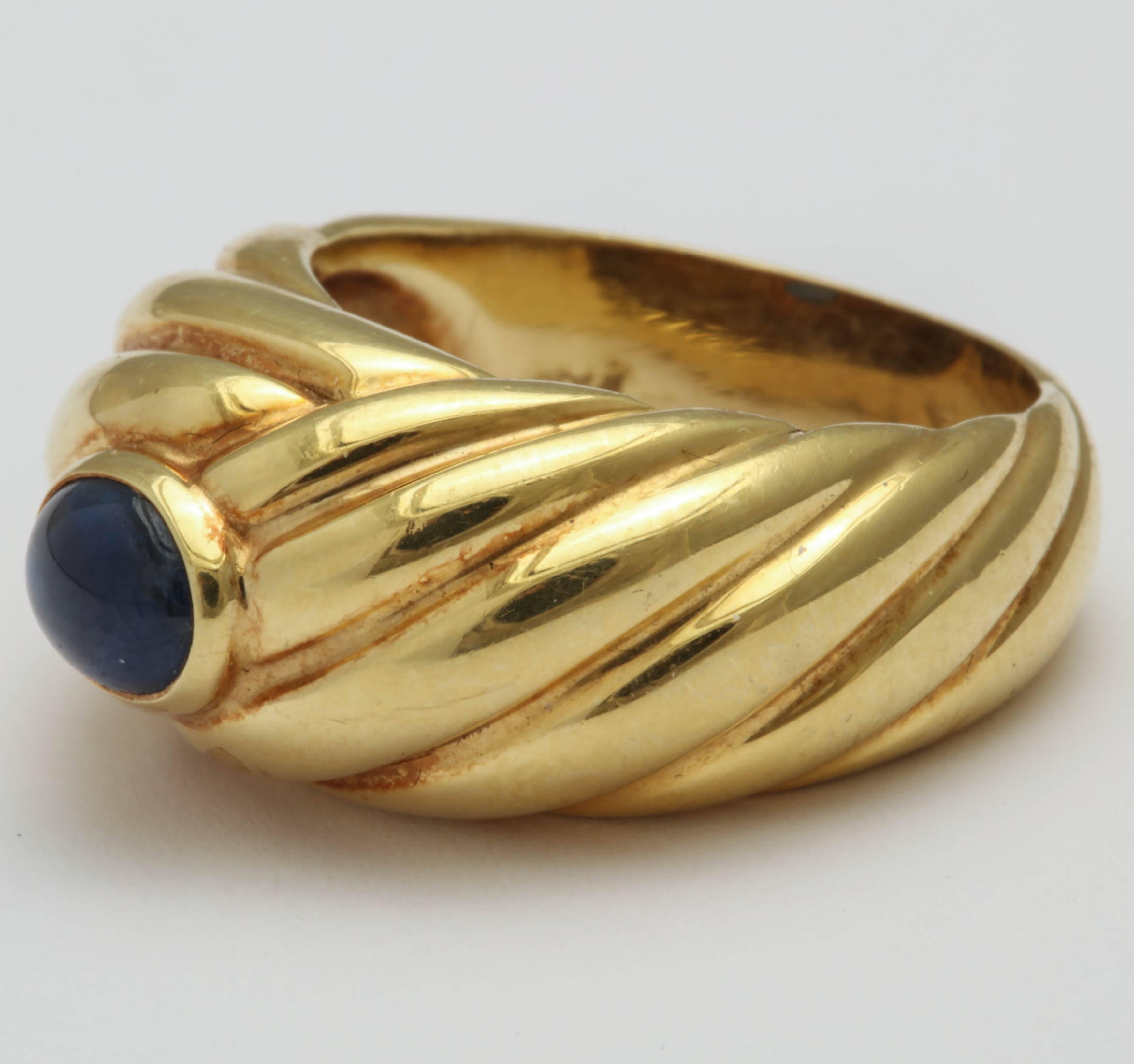  Cabochon Sapphire and Yellow Gold Ring signed Fred In Excellent Condition In New York, NY