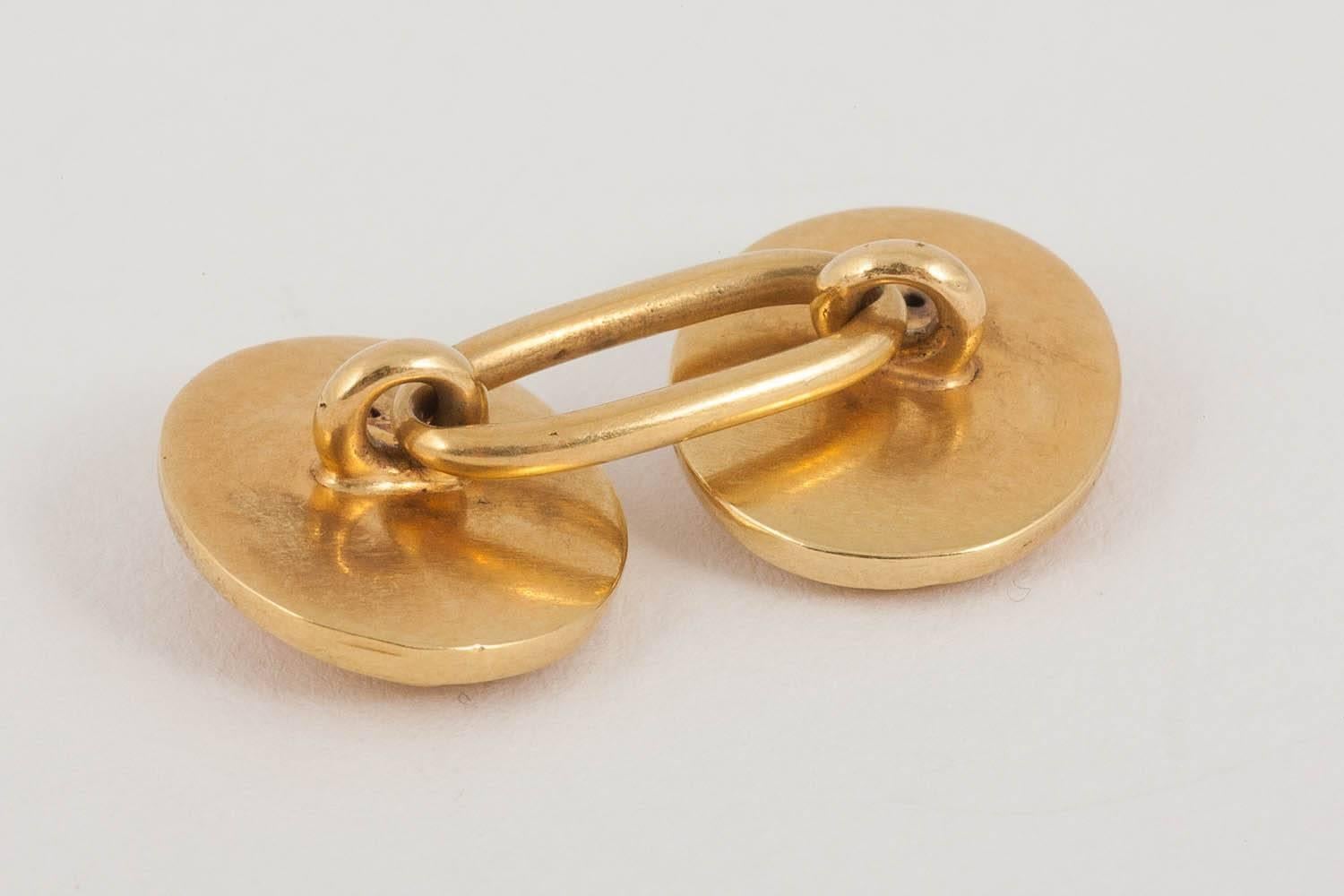 Art Nouveau Cufflinks of Winged Cherubs in 15 Carat Gold, English circa 1890 In Good Condition For Sale In London, GB