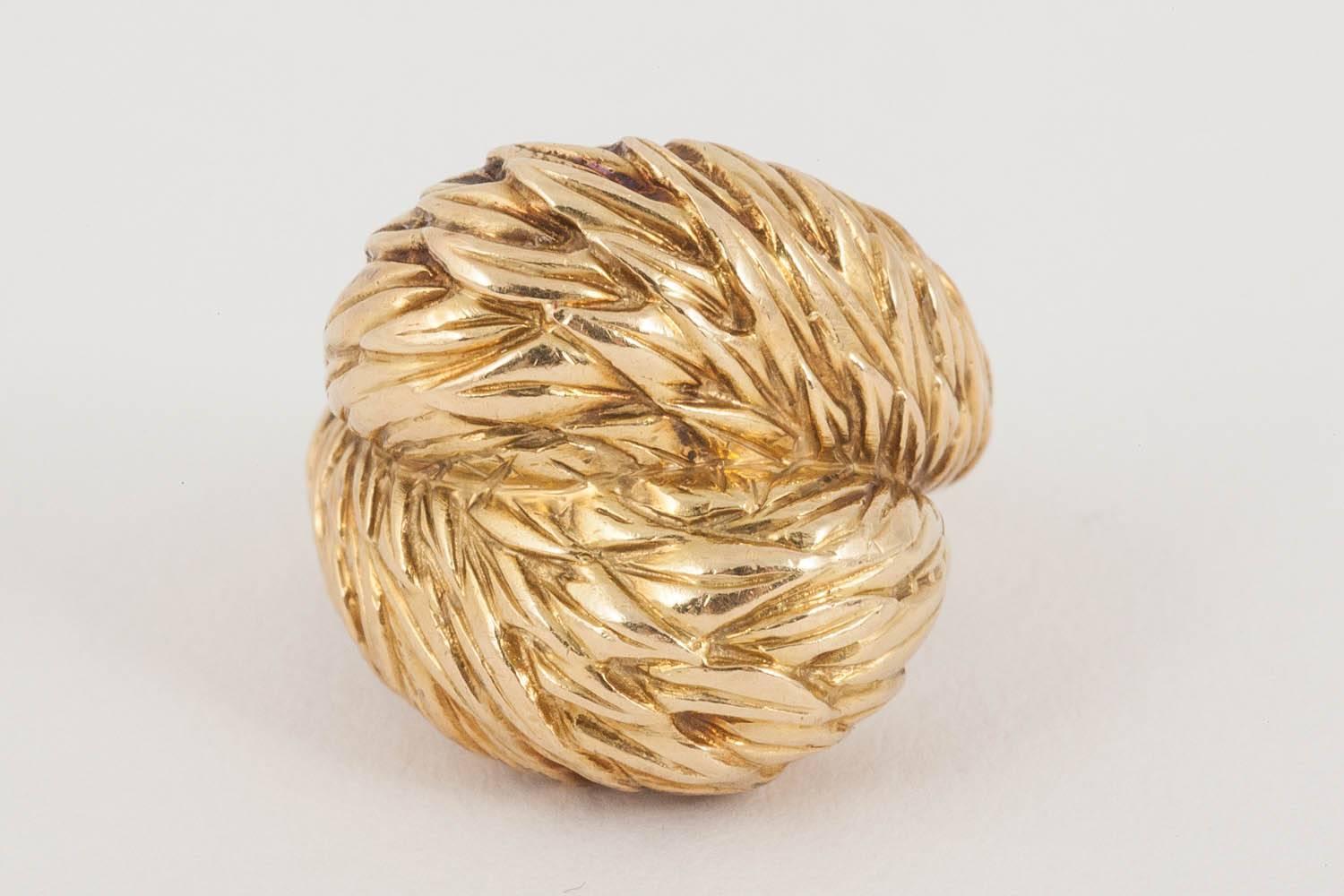 Heavy quality 1950’s vintage 18 karat yellow gold ring of carved overlapping feathers in a crossover design. French and 18k marks and signed Van Cleef and Arpel.
Ring size (UK) L½ (USA) 5½, Crossover height 22mm.
Vintage piece in the Art Nouveau