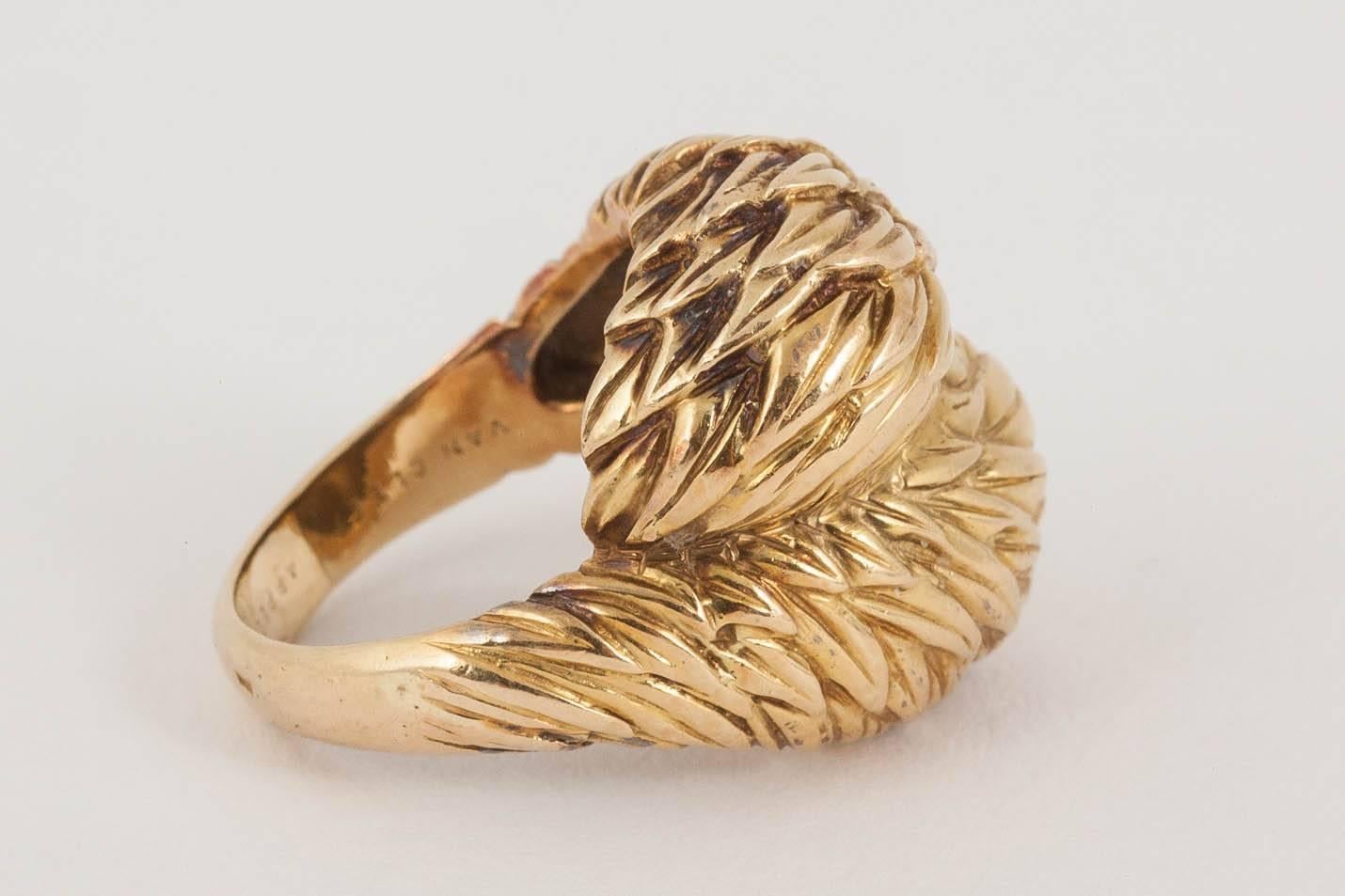 Art Nouveau Vintage Van Cleef & Arpel 18 Karat Yellow Gold Crossover Ring, French circa 1950 For Sale