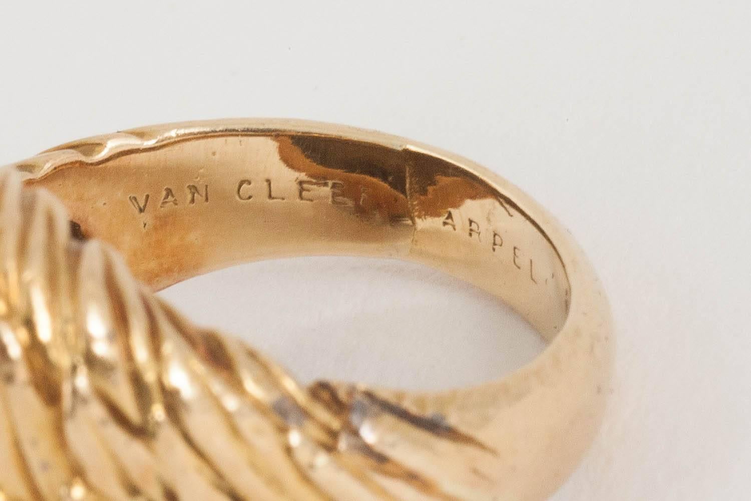 Vintage Van Cleef & Arpel 18 Karat Yellow Gold Crossover Ring, French circa 1950 For Sale 1