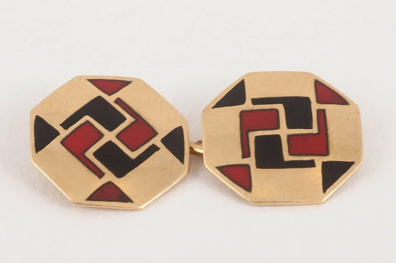 A vintage pair of Art Deco, double sided 18 karat yellow gold cufflinks of octagonal shape, with red and black enamel decoration. Figure of 8 connections. French marks.
Measures 13mm across.
Vintage piece.
20th century, French circa 1930.

Stock No.
