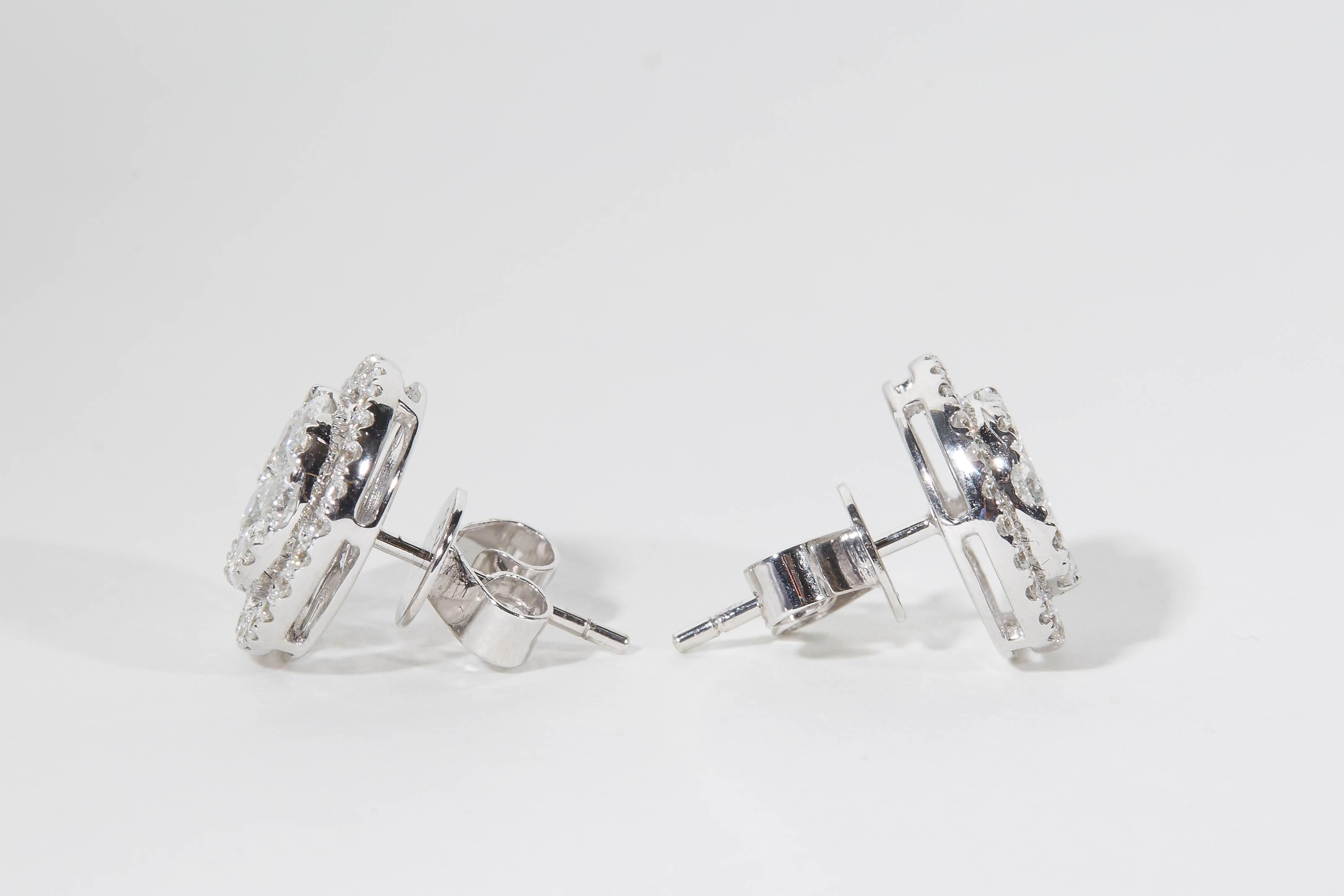 Boucles d'oreilles en diamant Halo Illusion en vente 1
