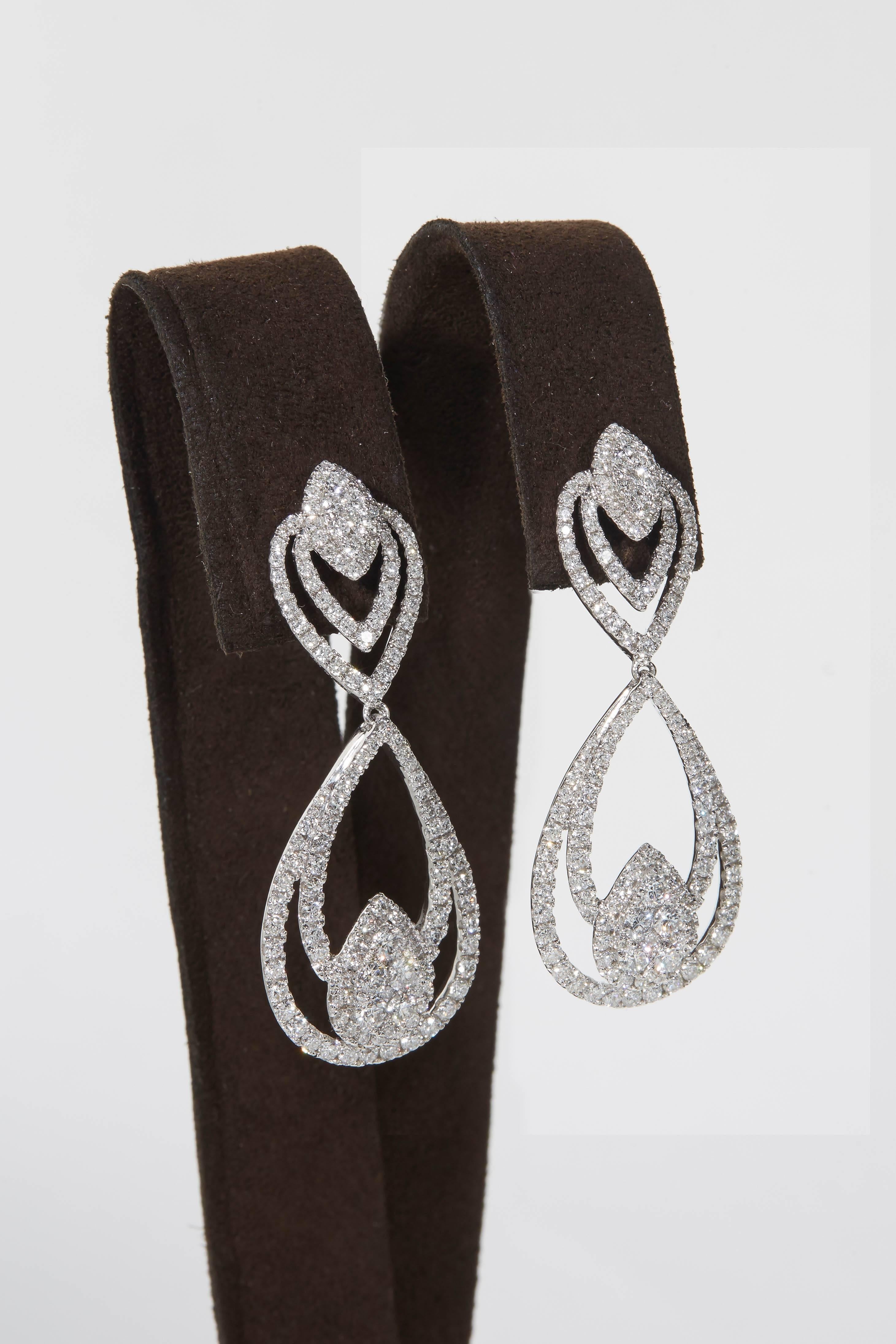 
A fabulous diamond drop earring. 

3.84 carats of white round brilliant cut diamonds set in 18k white gold.

Approximately 1.77 inches in length, just under an inch wide at its widest point. 