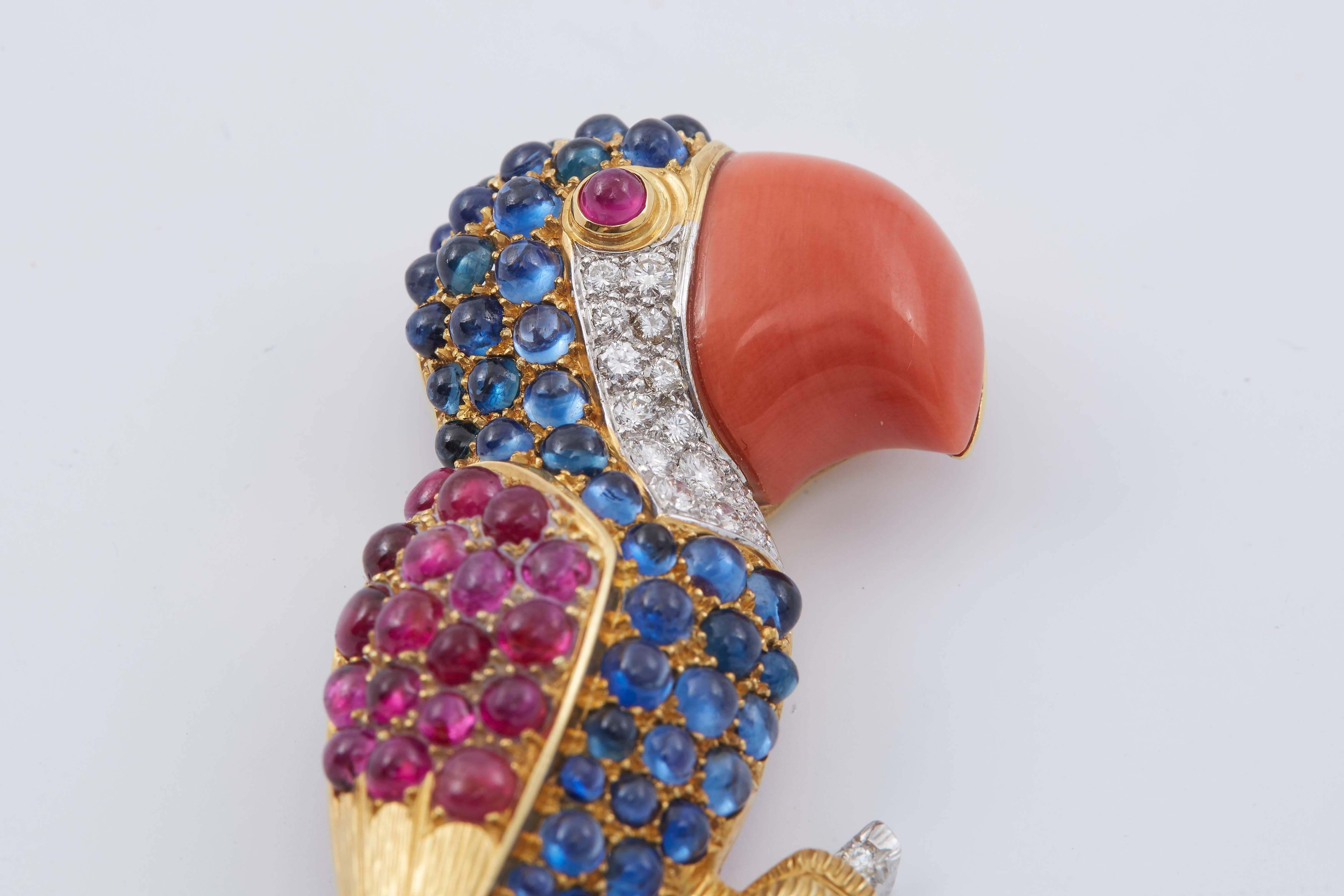 Broche perroquet en or, saphirs, rubis, émeraudes, diamants et corail Pour femmes en vente