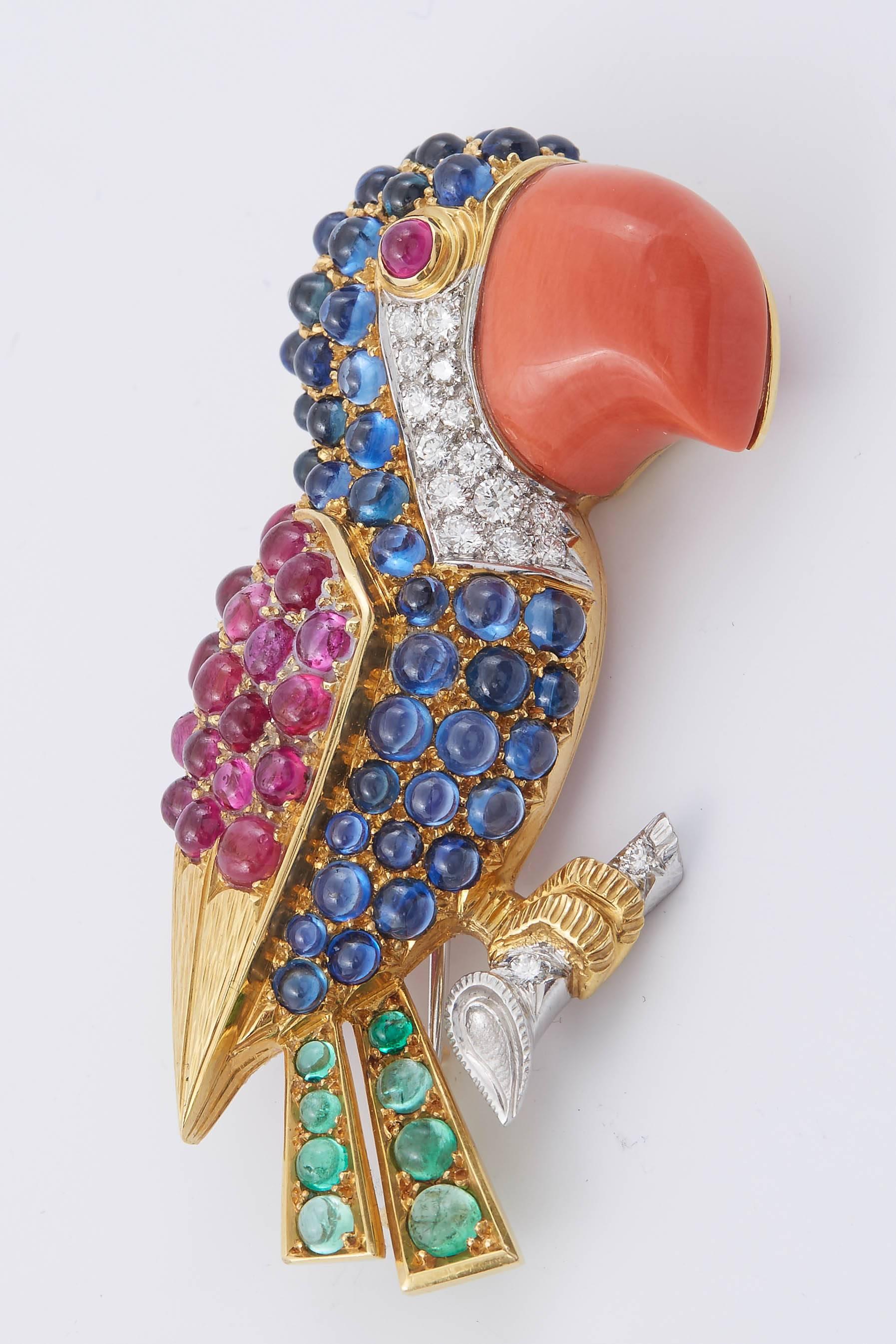 Broche perroquet en or, saphirs, rubis, émeraudes, diamants et corail en vente 1
