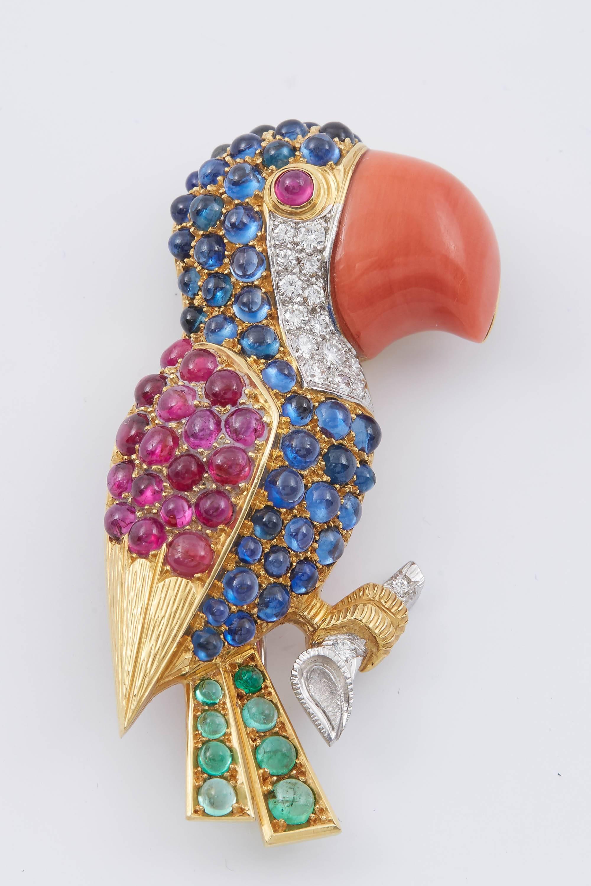 Broche perroquet en or, saphirs, rubis, émeraudes, diamants et corail en vente 3