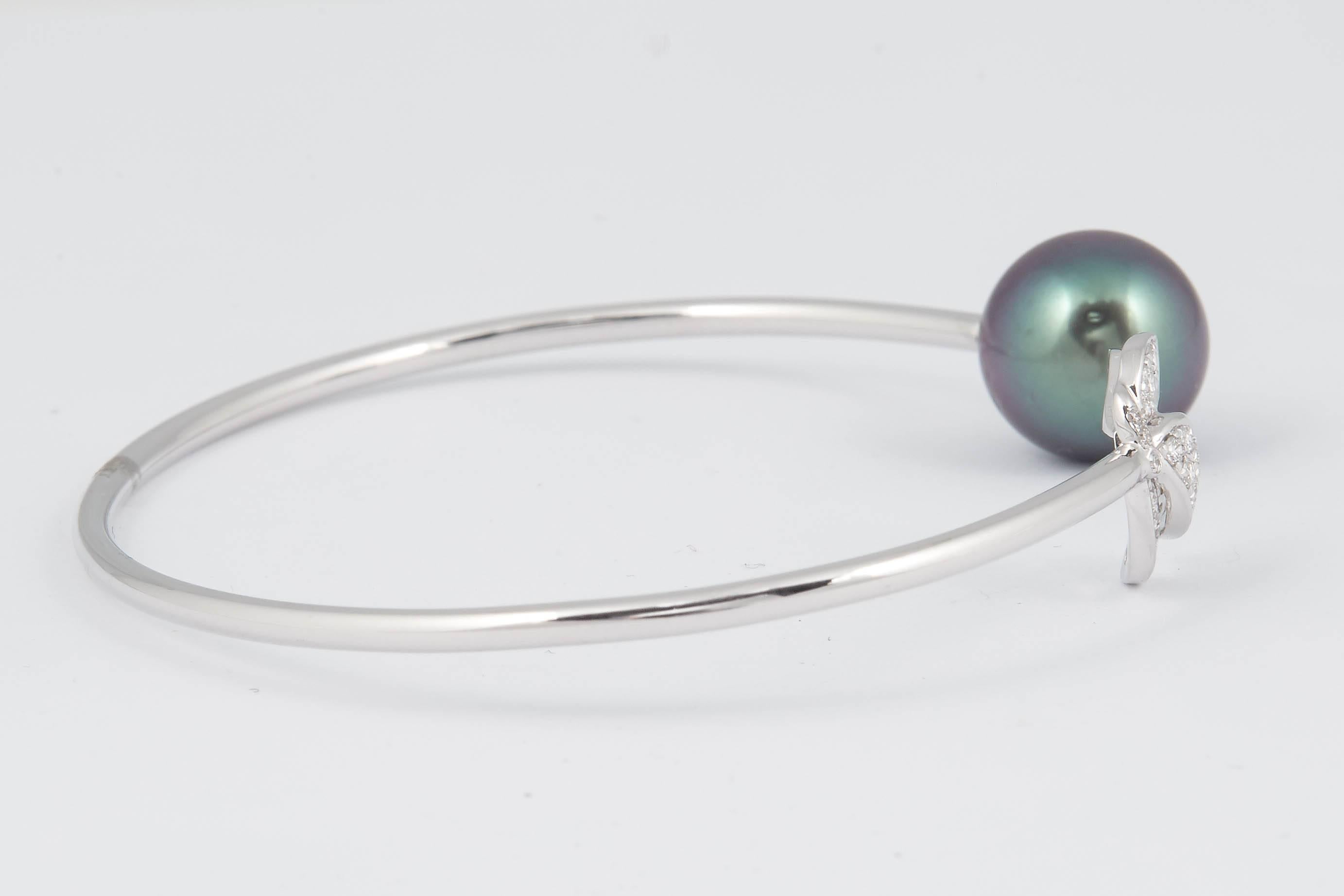 Tahitian Pearl Diamond Leaf Shape Bangle Bracelet 0.22 Carats 18K White Gold  In New Condition In New York, NY