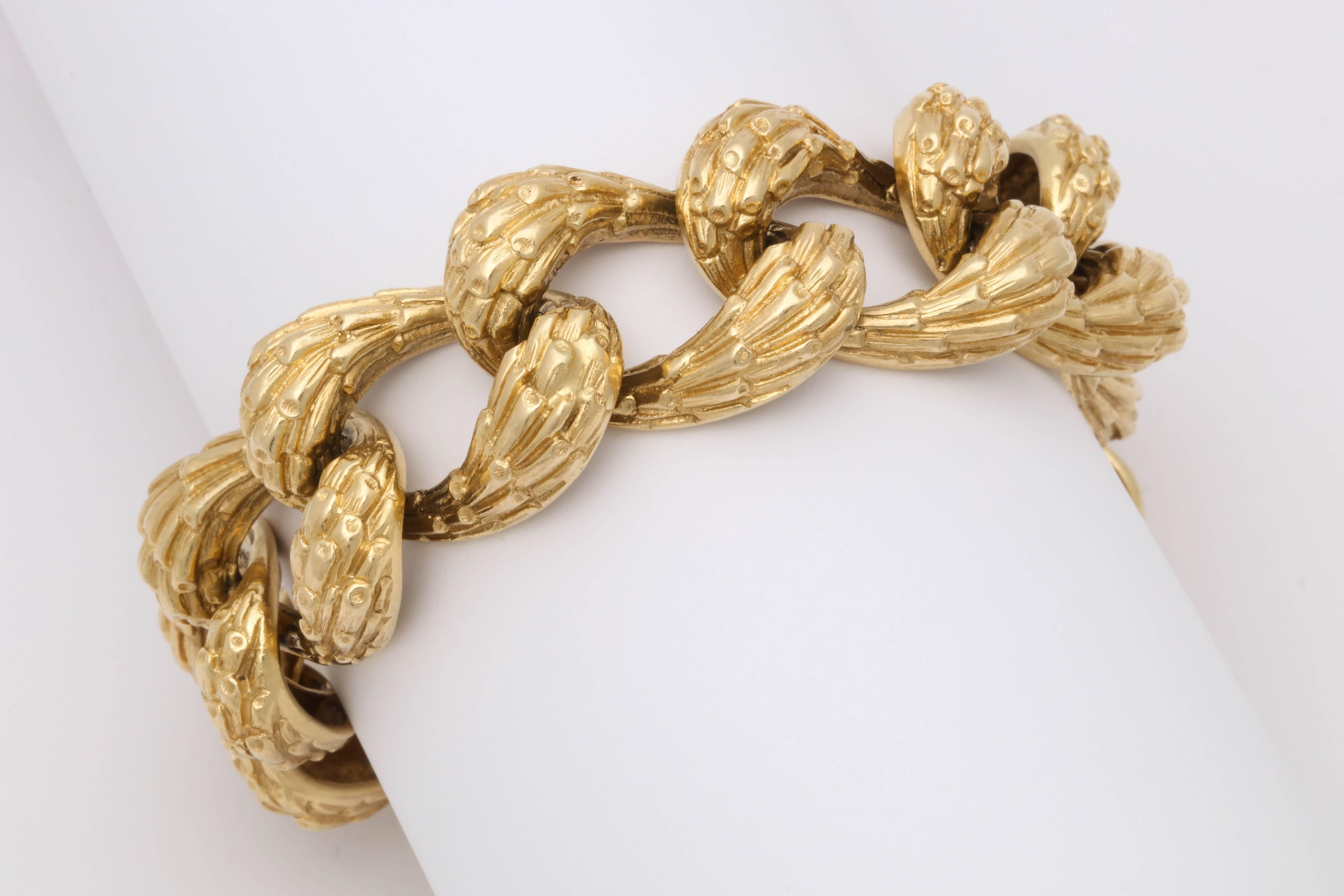 1970s Chic and High Quality Open Link Textured Gold Flexible Heavy Bracelet In Excellent Condition In New York, NY