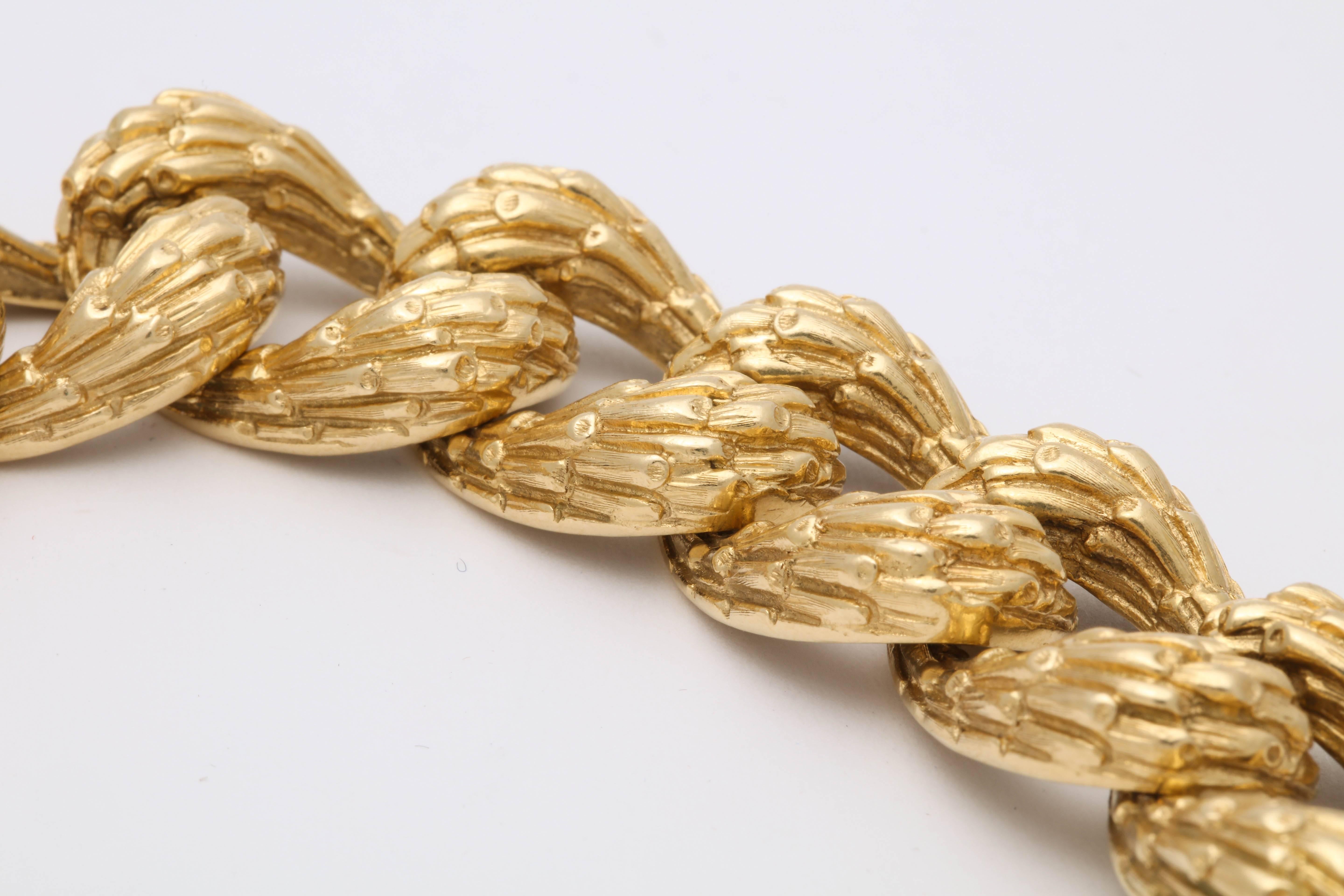 1970s Chic and High Quality Open Link Textured Gold Flexible Heavy Bracelet 2