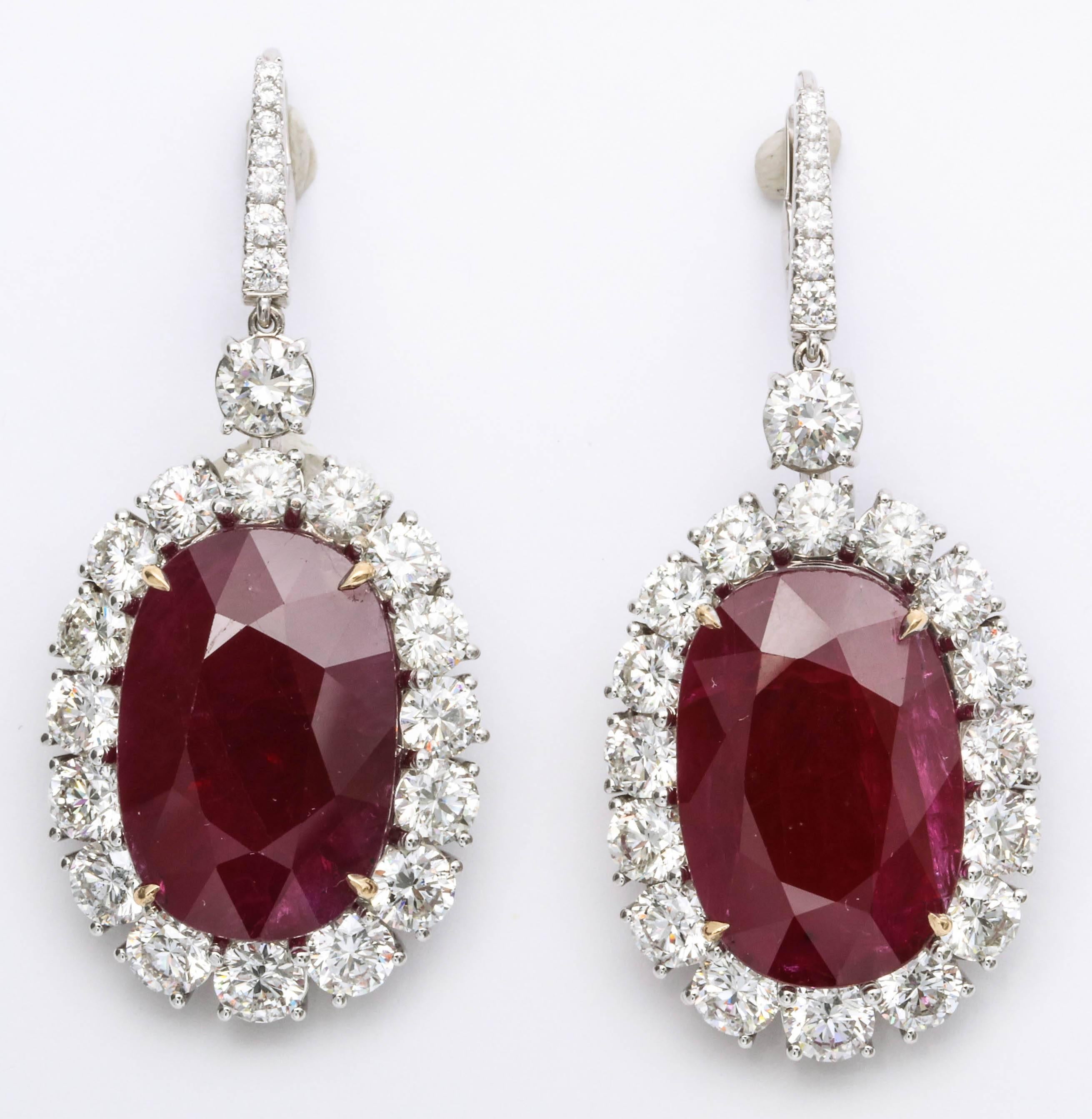 Taille ovale Boucles d'oreilles rubis et diamants de 33 carats certifiées GIA en vente