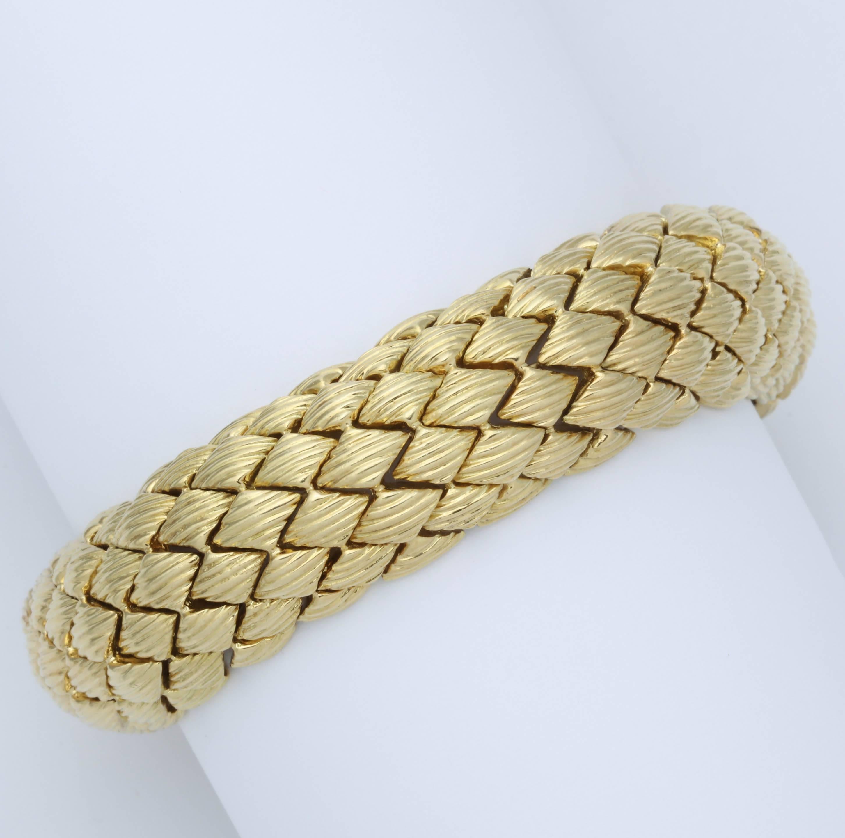 Contemporain Bracelet en or avec motif gravé en vente