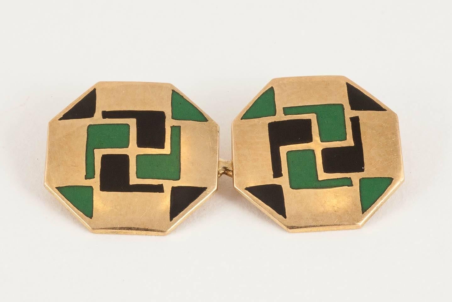 A vintage pair of octagonal 18 karat yellow gold double sided cufflinks from the Art Deco period with green and black enamel decoration. Figure of 8 connection. French marks.
Measures 13mm across.
1930's Vintage piece.
20th century, French circa
