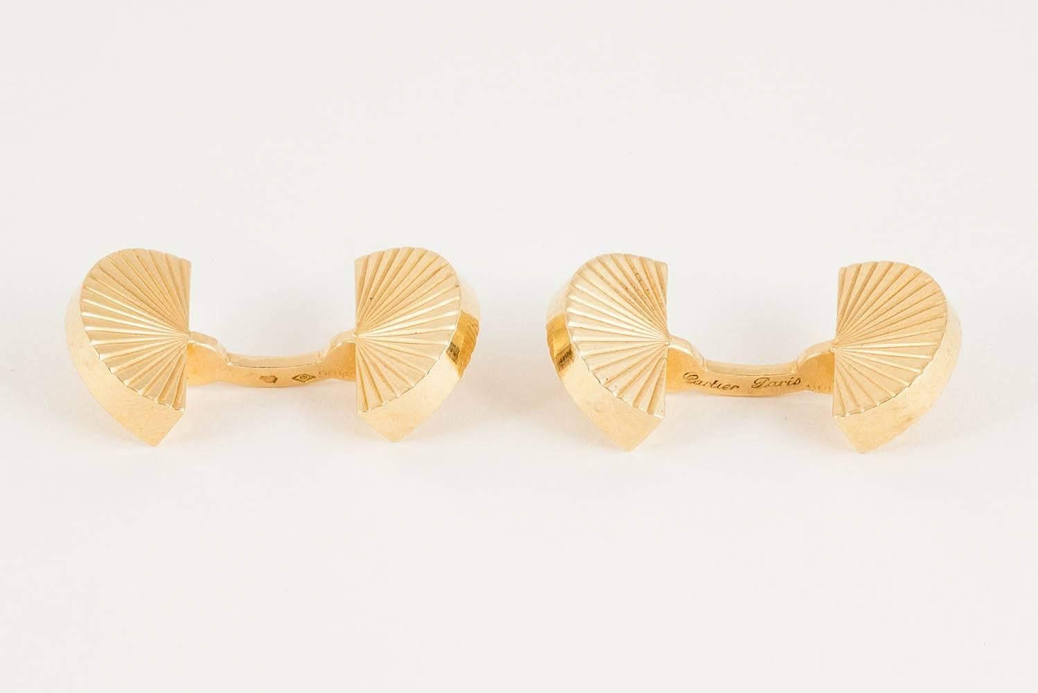 A fine pair of heavy solid double sided cufflinks in 18 karat yellow gold. In the shape of a fan with a stiff connecting bar.  Signed by Cartier of Paris and fitted in original Cartier case.
Fan measures 14mm wide.
1950’s Vintage piece in the