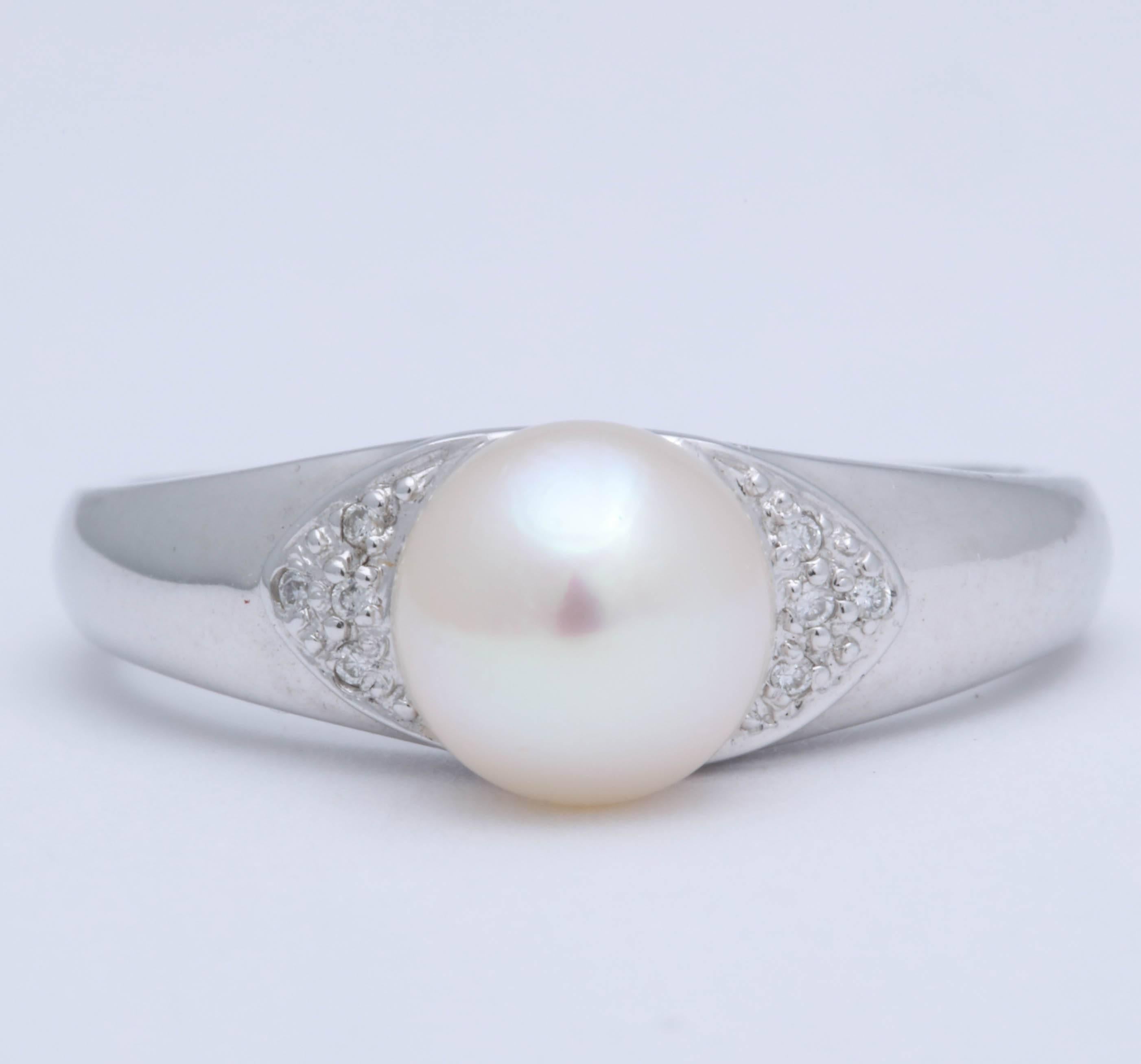 




This is a lovely 14 kt white gold ring with a cultured pearl and  a triangle of pave set diamonds on either side.
The ring is size 6.5  US and can be sized.  A great present for graduation or other occasion.





