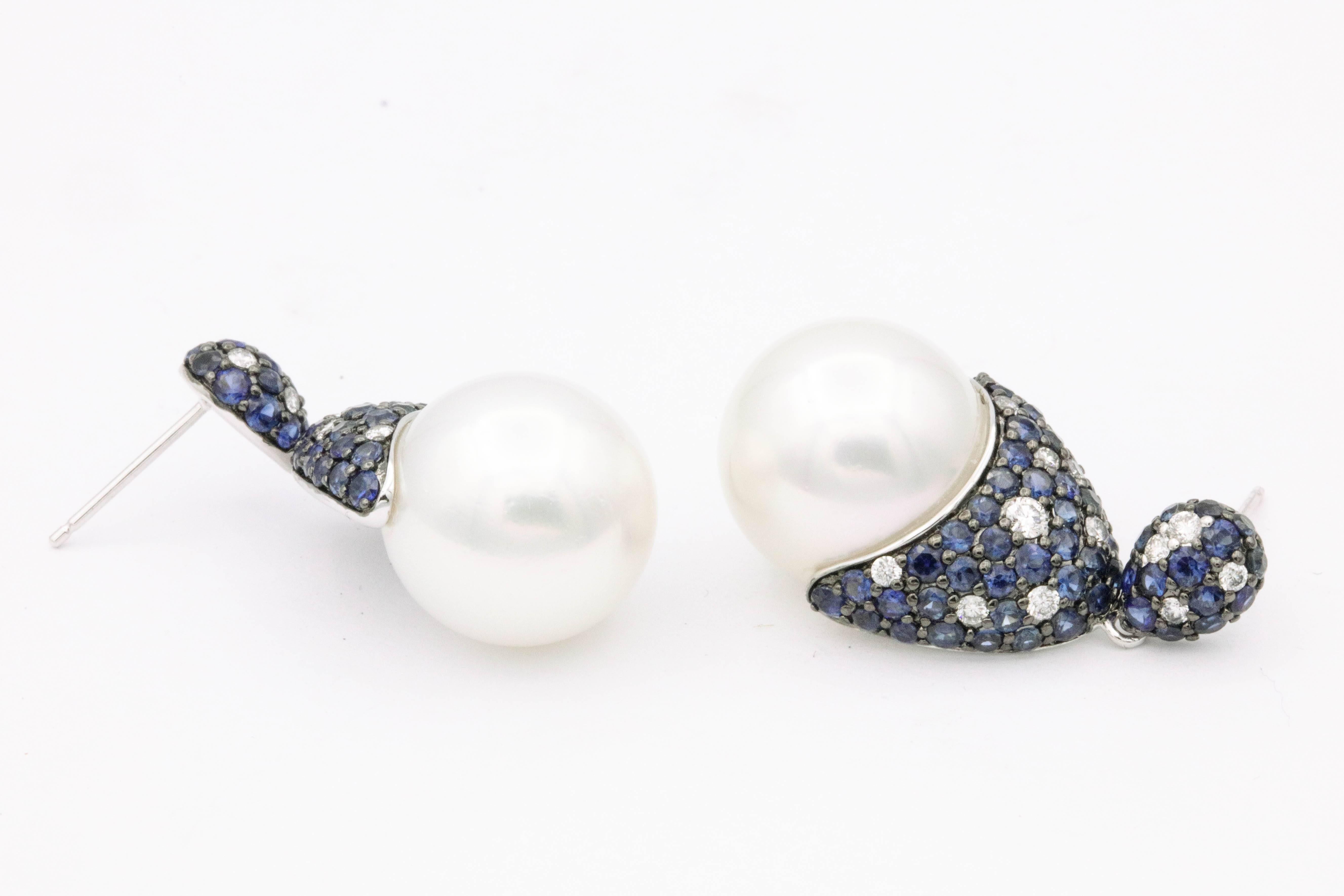 Taglio rotondo Orecchini con zaffiro e diamante con perle dei mari del sud 3,52 carati in oro bianco 18 carati in vendita
