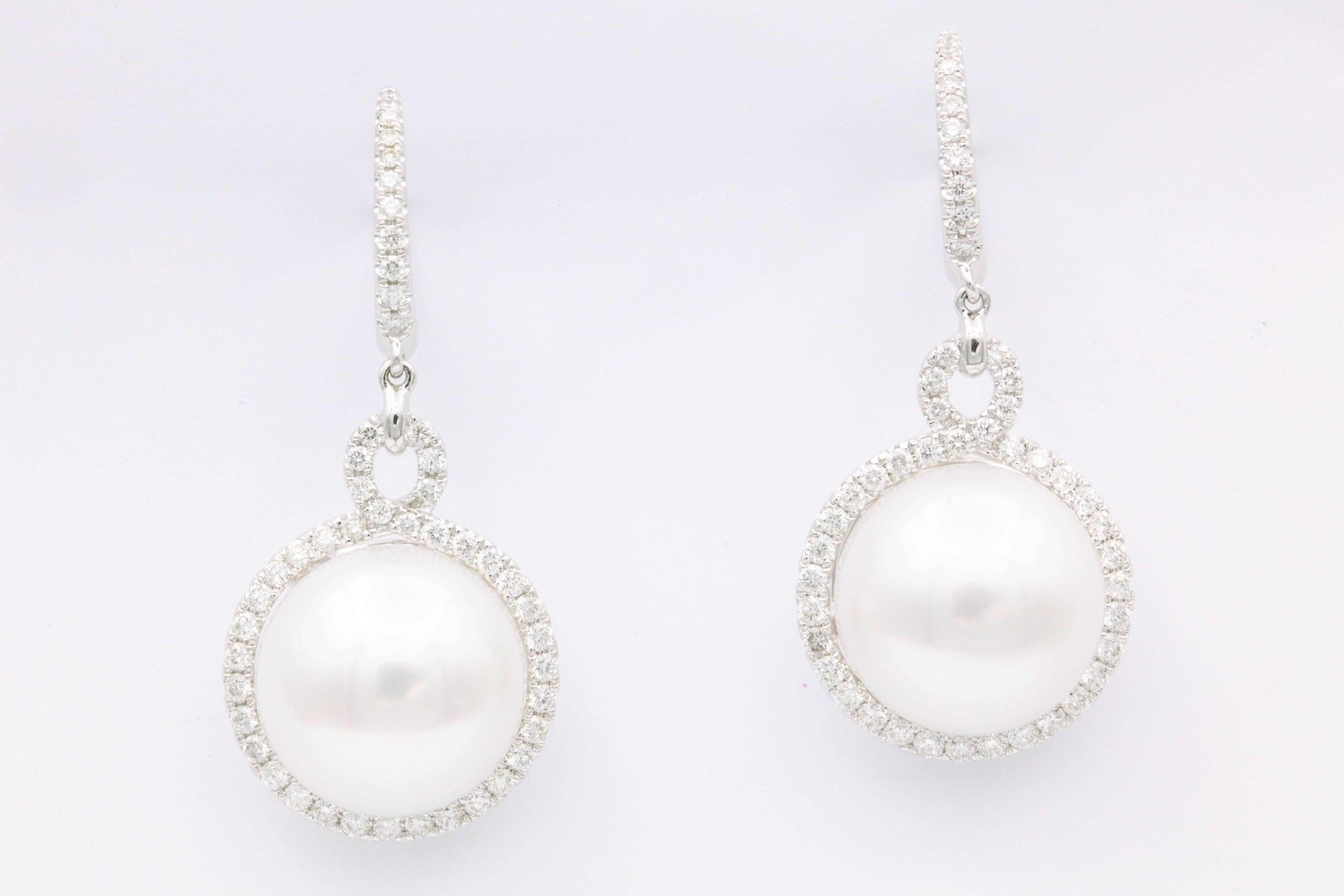 18K White Gold
South Sea Pearl 13-14 mm
Diamonds 0.90 Cts.
Earrings 3.5 cm long