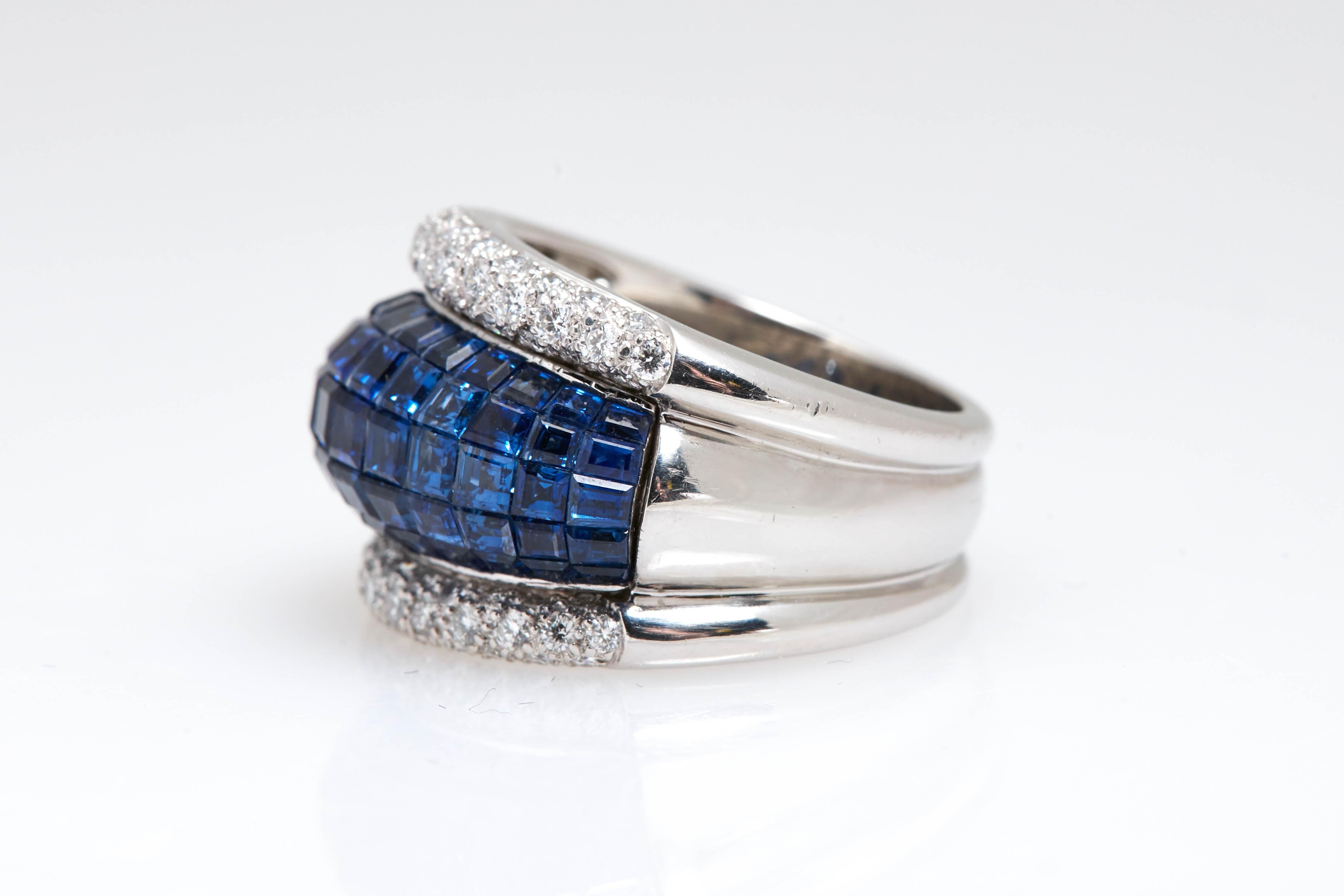 Ein tadelloser Ring aus Platin mit unsichtbar gefassten blauen Saphiren und Diamanten. Ca. 1970er Jahre.