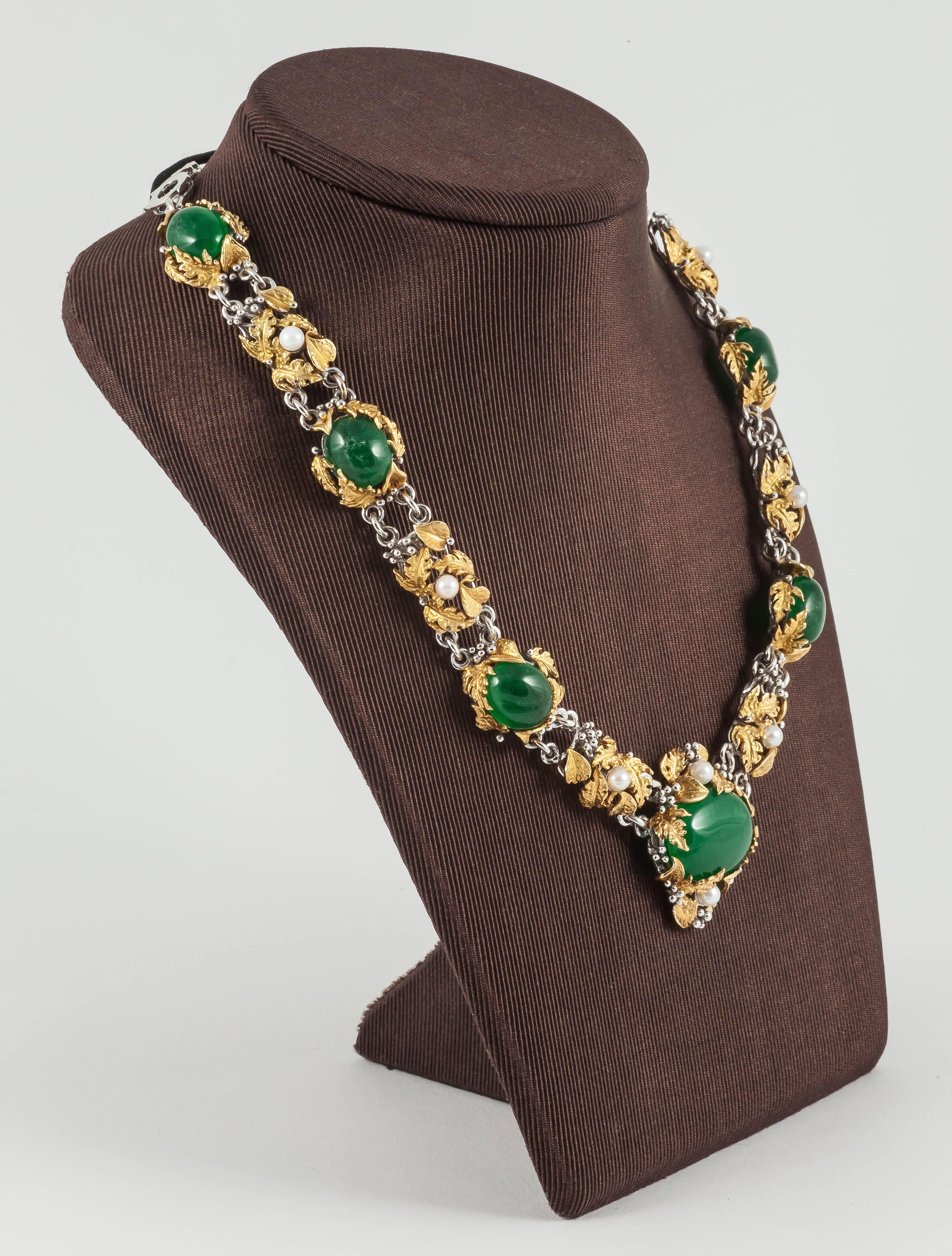 Green Jade Pearl Carved Gold Leaves Necklace and Earrings Set In New Condition For Sale In London, GB