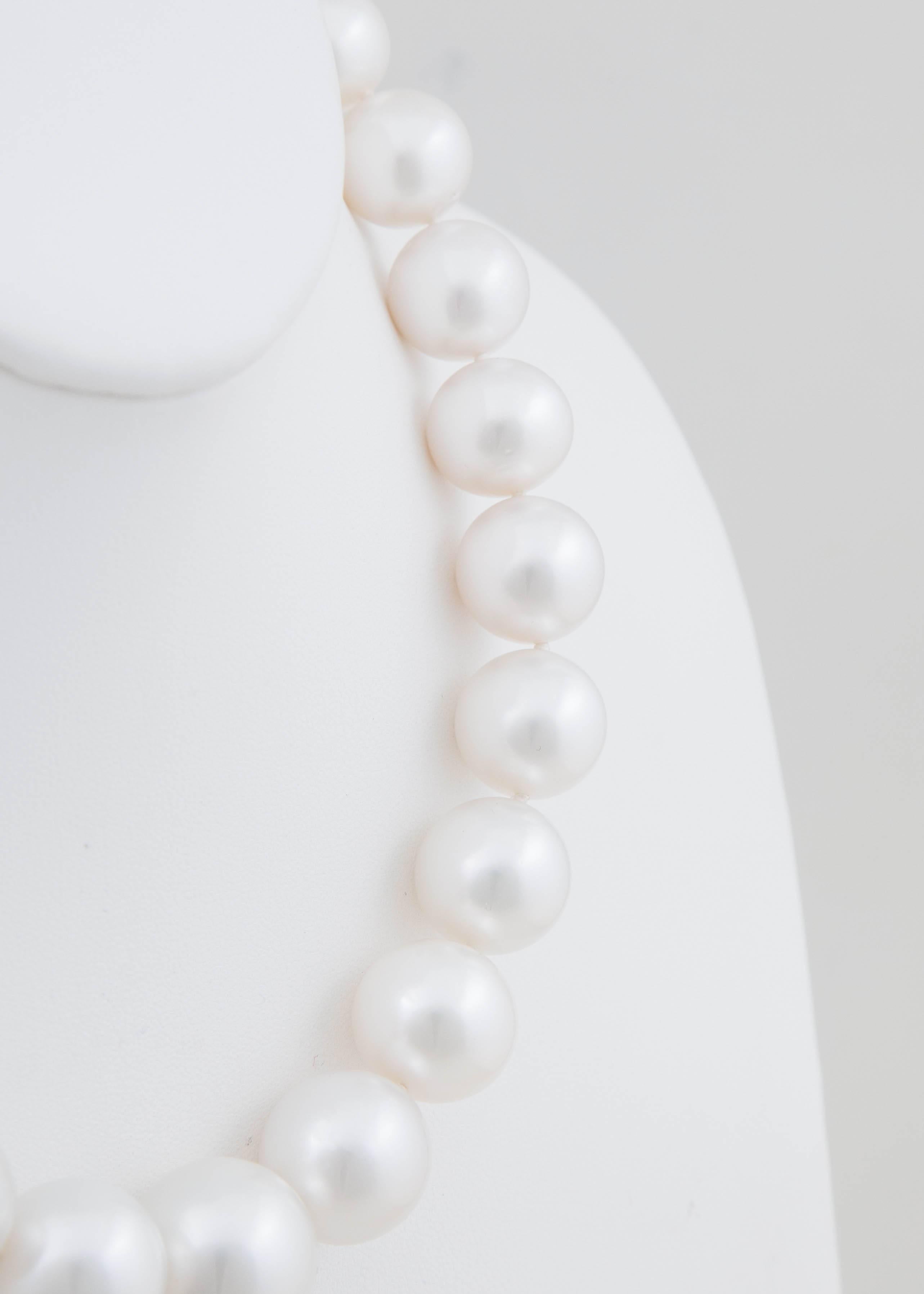 White South Sea Pearl Strand with Diamond Gold Ball Clasp In New Condition For Sale In New York, NY