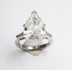 Stunning Large Pear Shaped Diamond Gold Solitaire Ring