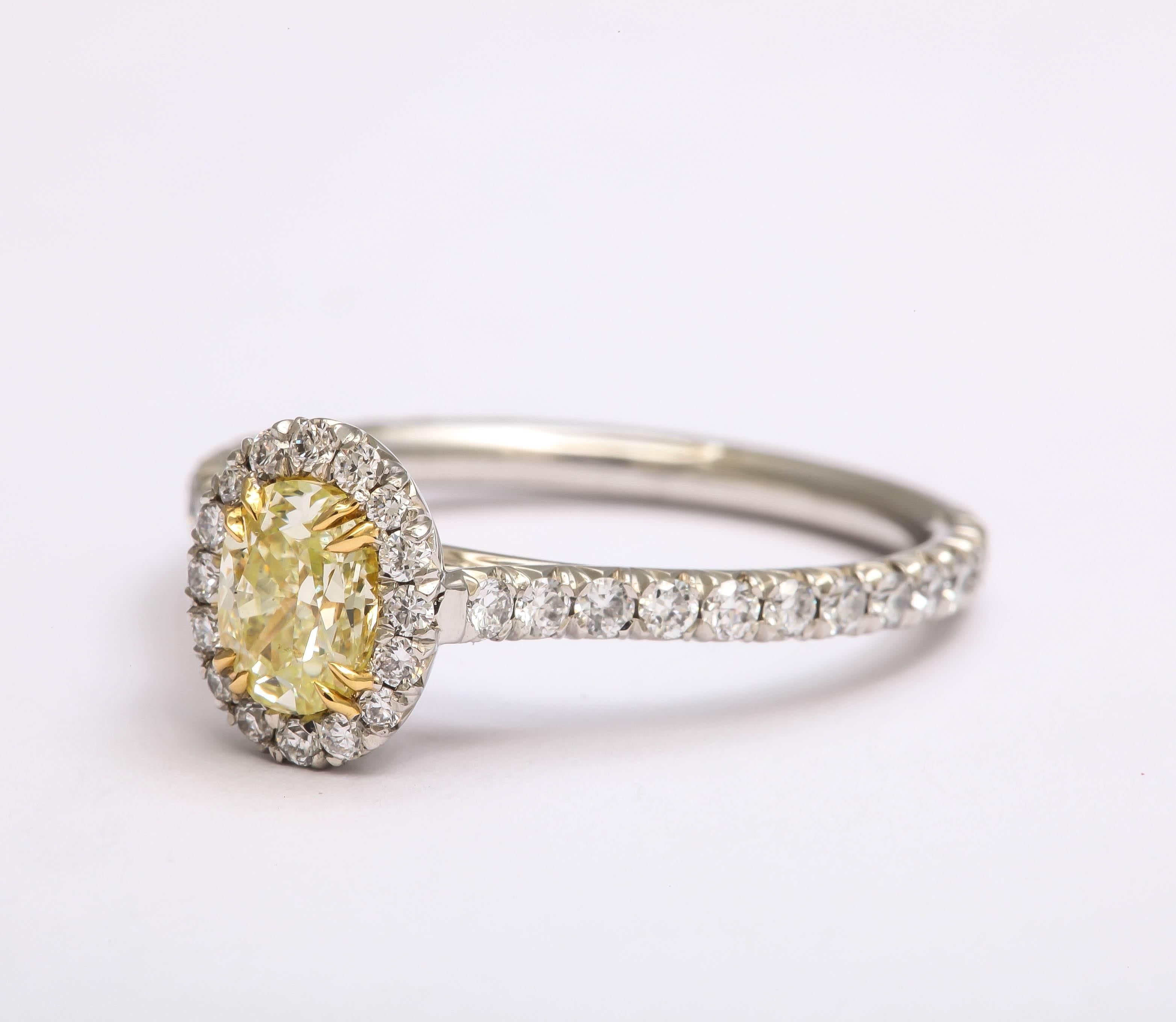 Women's or Men's Beautiful Yellow Green Oval Diamond Ring For Sale
