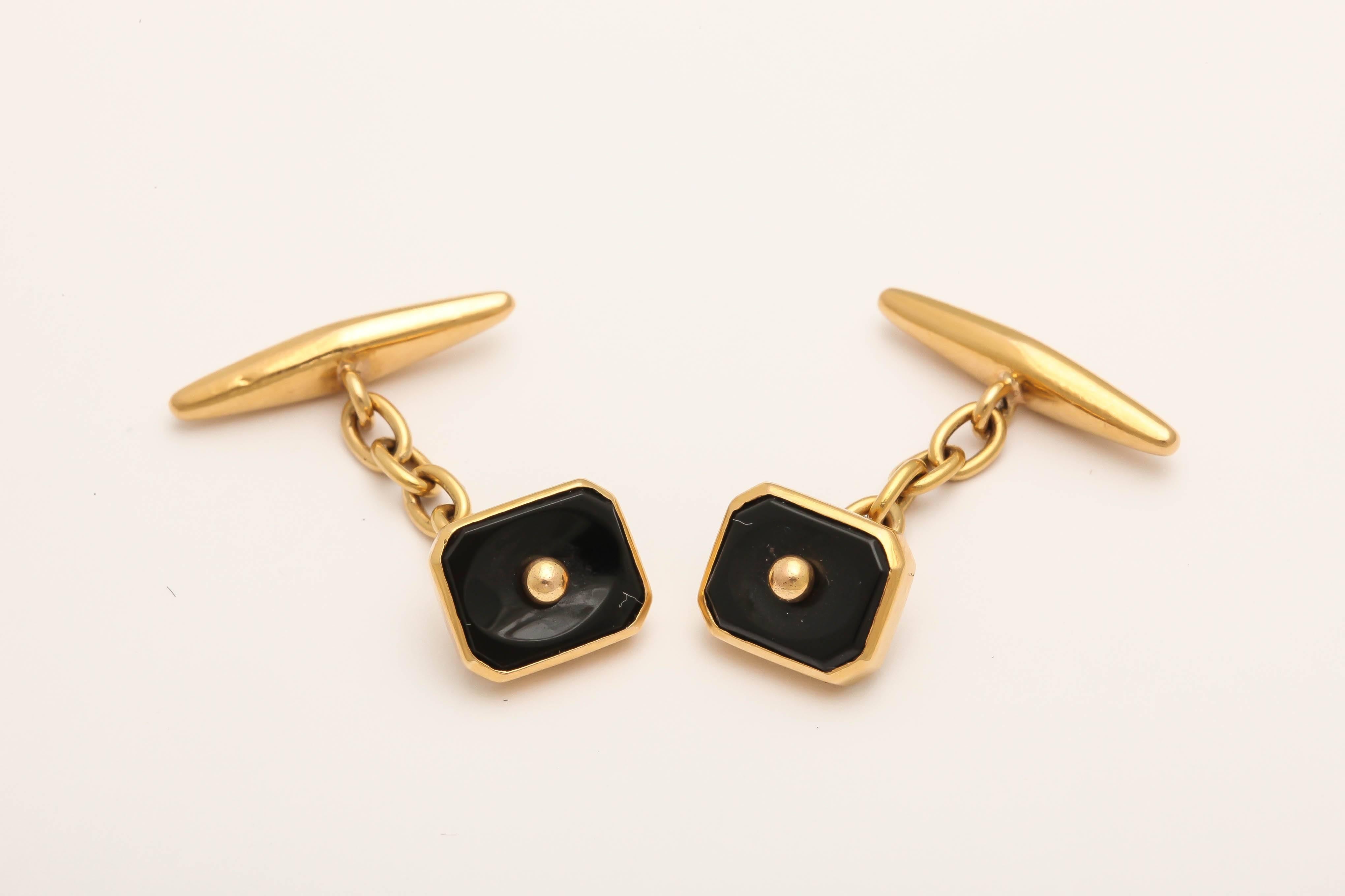 The carved black onyx rectangular links with canted corners in 18k yellow gold, with handmade gold link chains attached to tapered gold bar links.
 
Hallmark for Porto or Lisbon, mid 20th century

The onyx links-10.7 x 9 mm; the chain ½ in (1.2