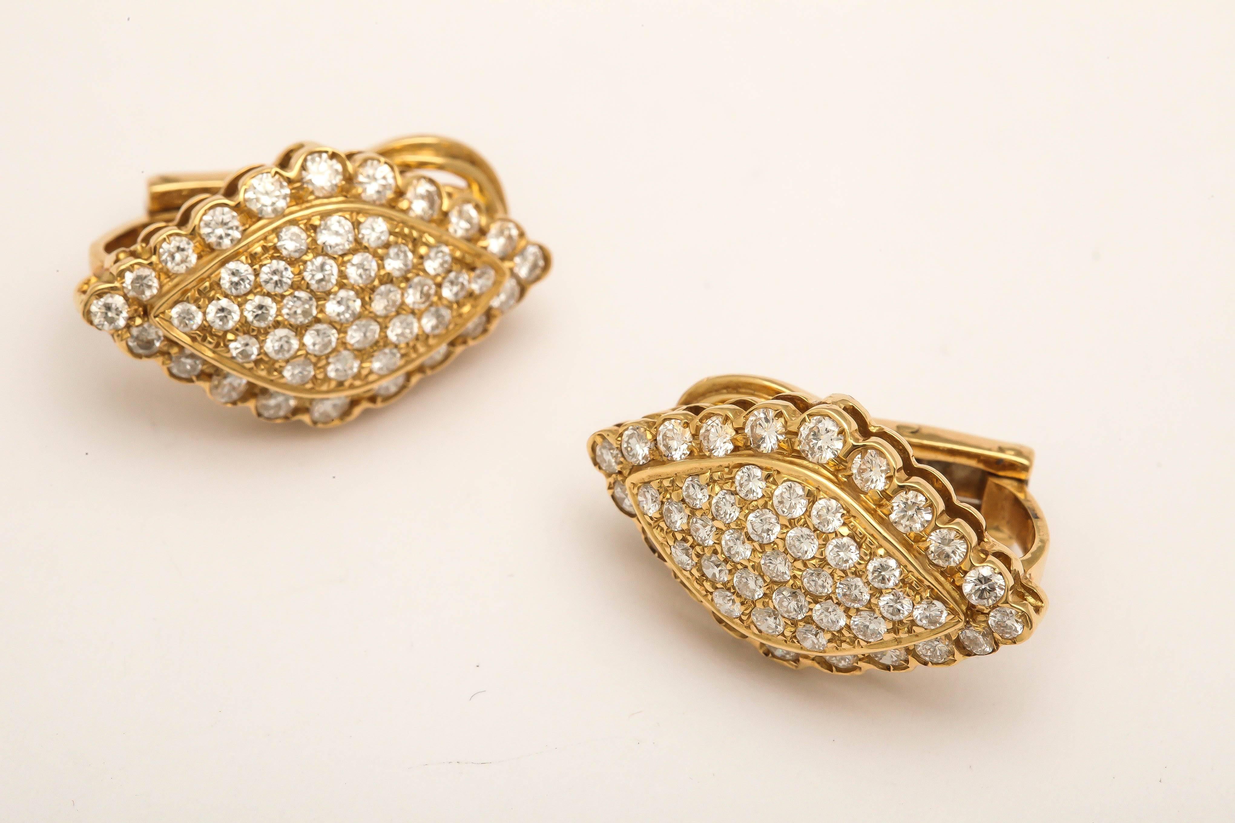 Dramatic Diamond Gold Earrings In Excellent Condition In New York, NY