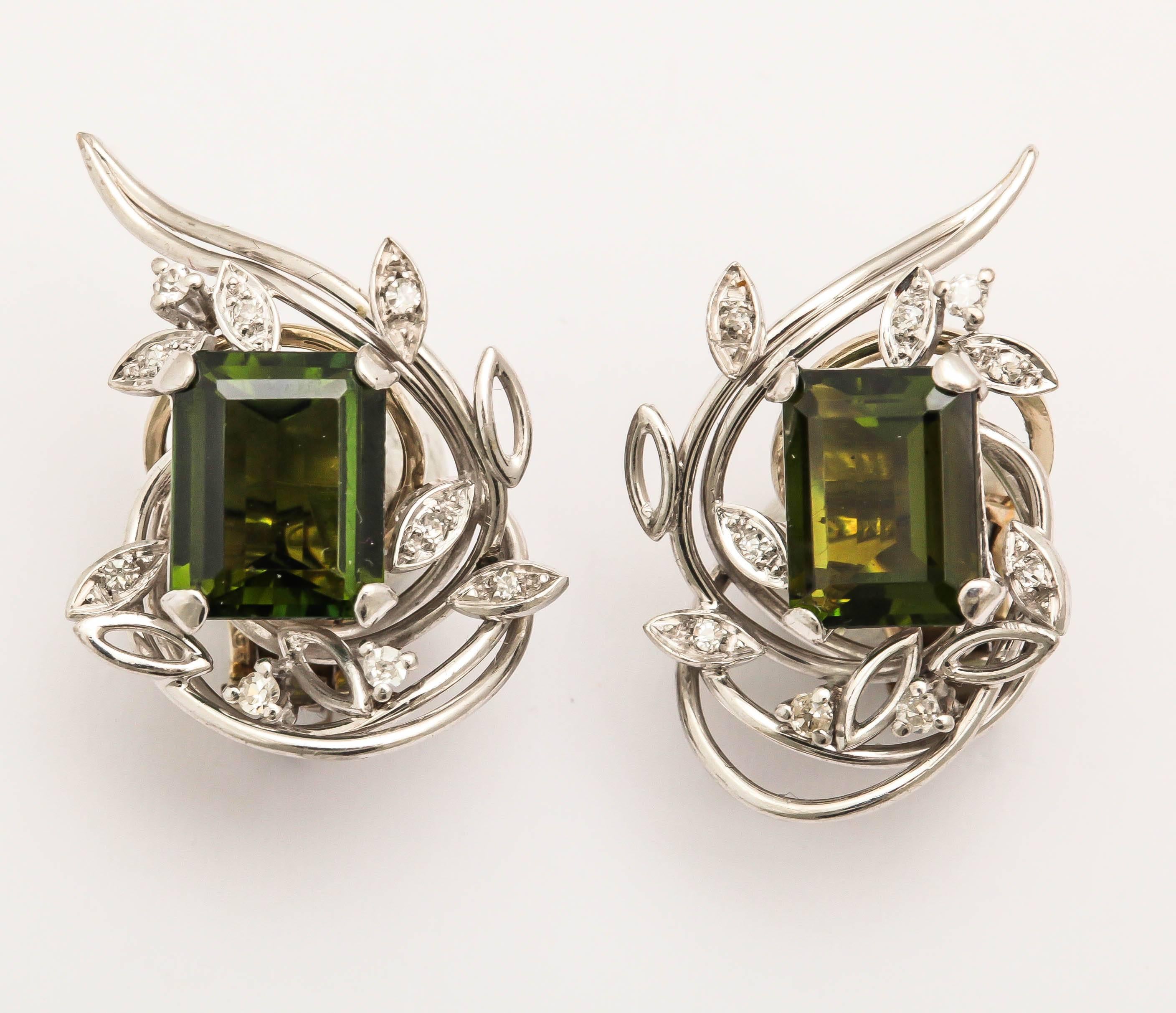 Fabuleuses boucles d'oreilles tourbillon en or blanc 18 carats et montures en diamant. Ca 1980's  et de forme libre.  Orientation gauche et droite.