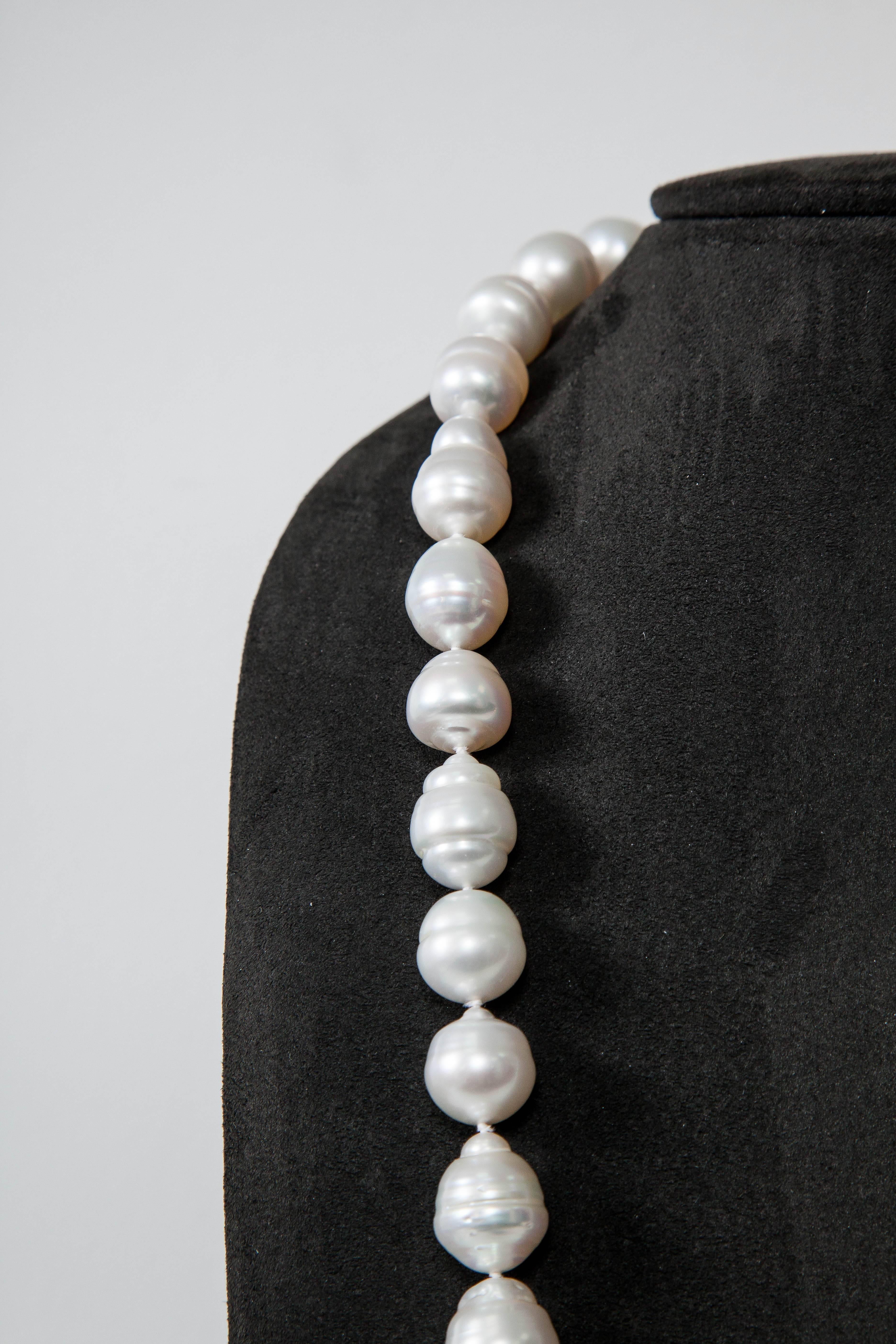 Diese barocke Halskette  hat 49 schöne Perlen  von 13 mm bis 18 mm
Opernlänge 34 
