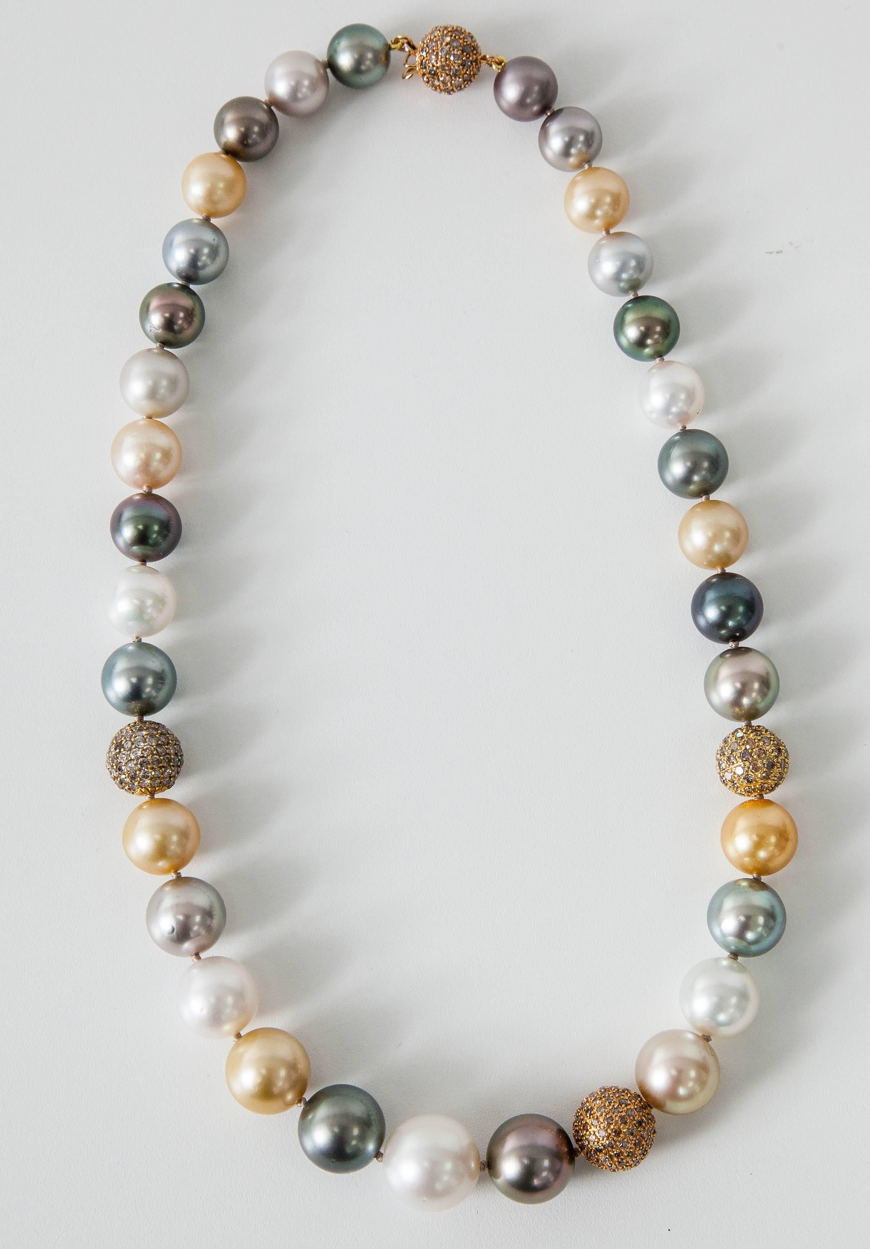 Mehrfarbige Südseeperlen- und Diamantkugel-Halskette (Rundschliff)