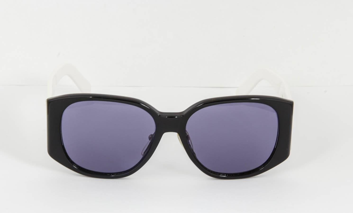 Chanel Schwarz-weiße Logo-Sonnenbrille im Zustand „Gut“ in Chicago, IL