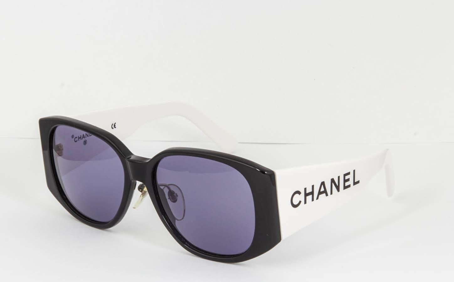 Chanel Schwarz-weiße Logo-Sonnenbrille für Damen oder Herren