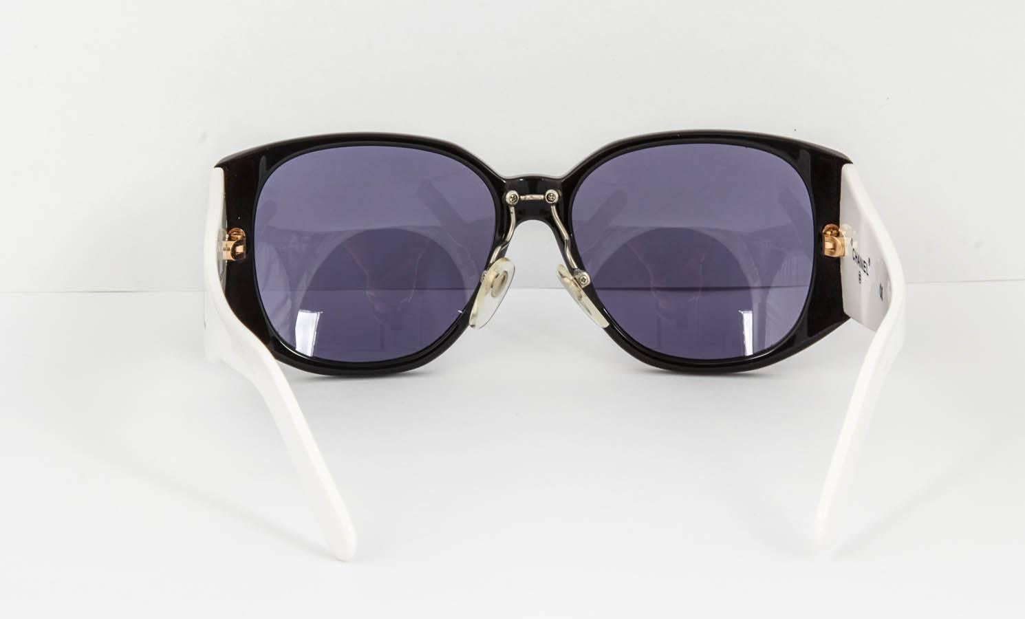 Chanel Schwarz-weiße Logo-Sonnenbrille 5