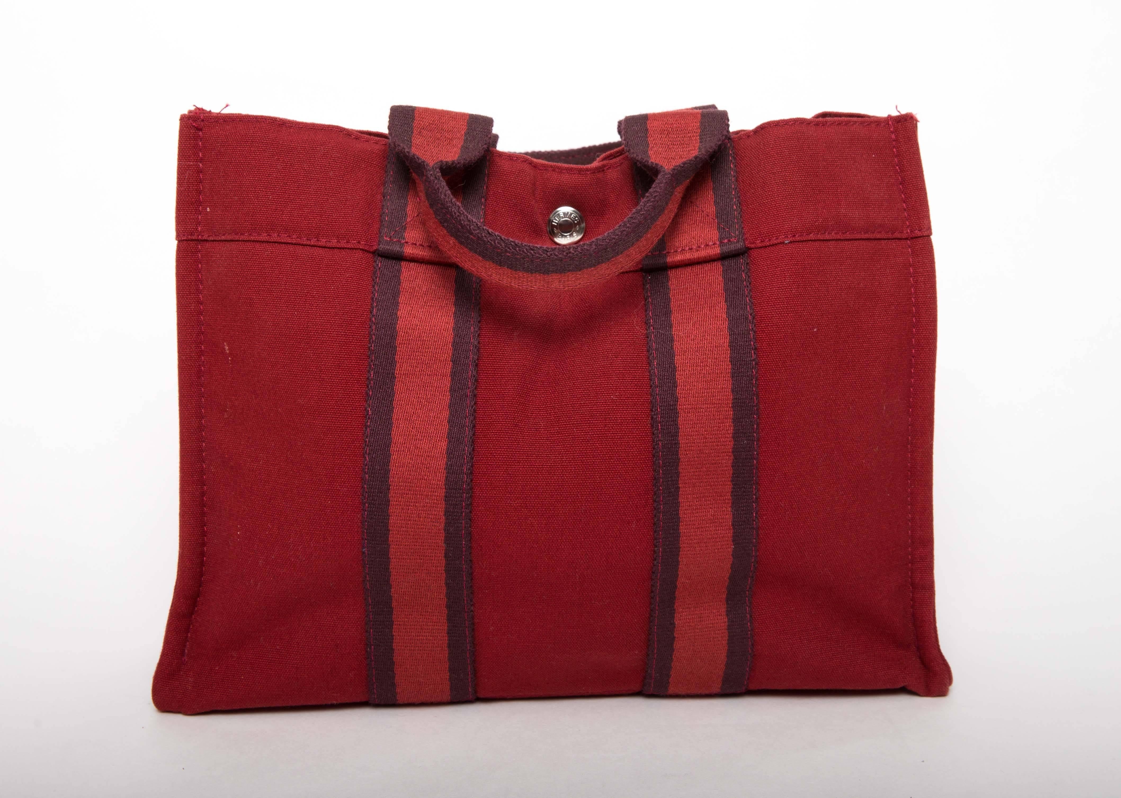 Hermes Navy Red and Navy Canvas Fourre Tout PM Tote Bag features
snaps on both ends for expansion,double flat canvas handles, open top with middle snap closure, canvas lining, one interior zippered pocket, and palladium hardware. 
Does not come