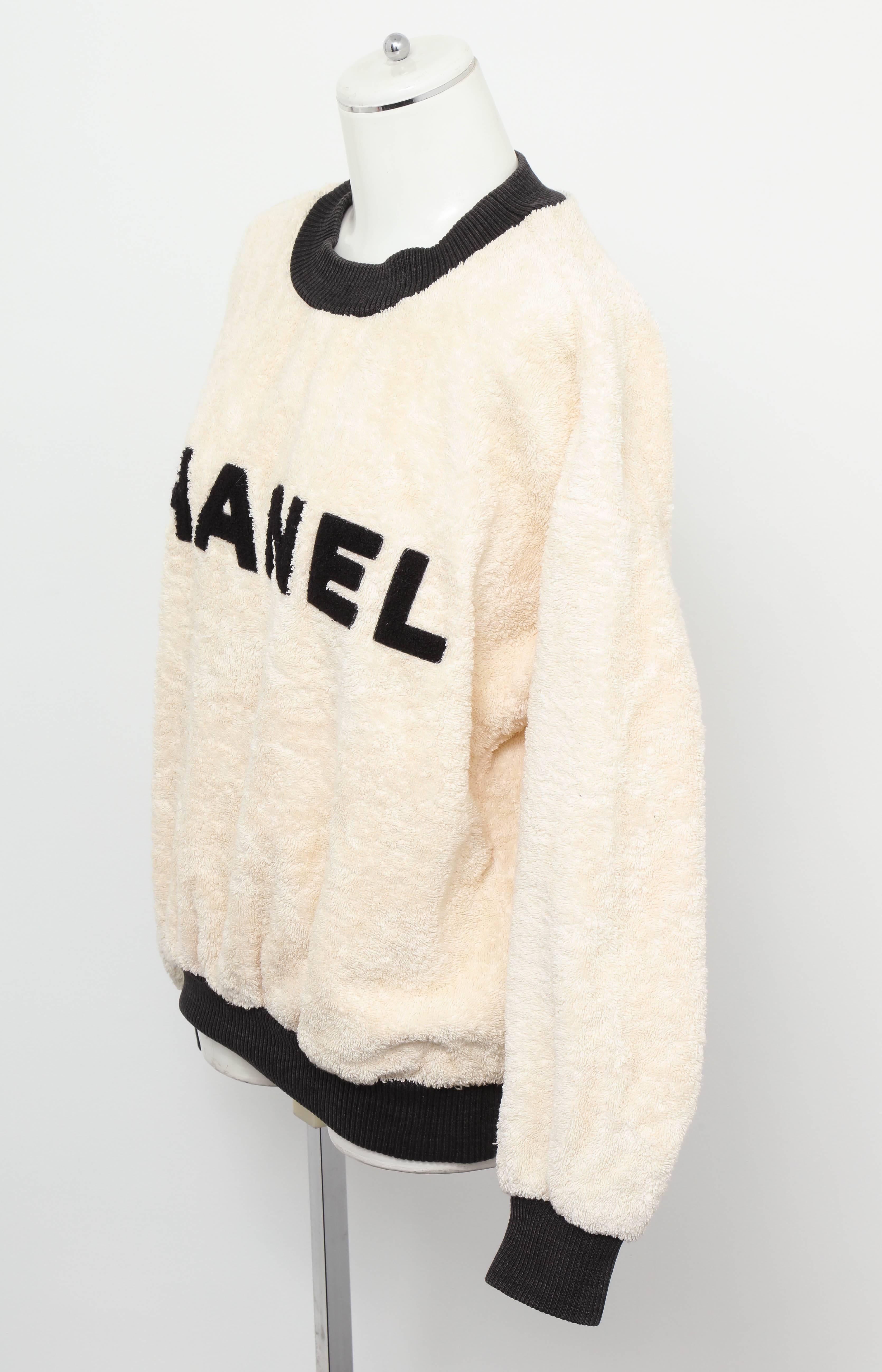 Vintage Chanel Pullover Shirt Pullover mit ikonischem CC (Beige)