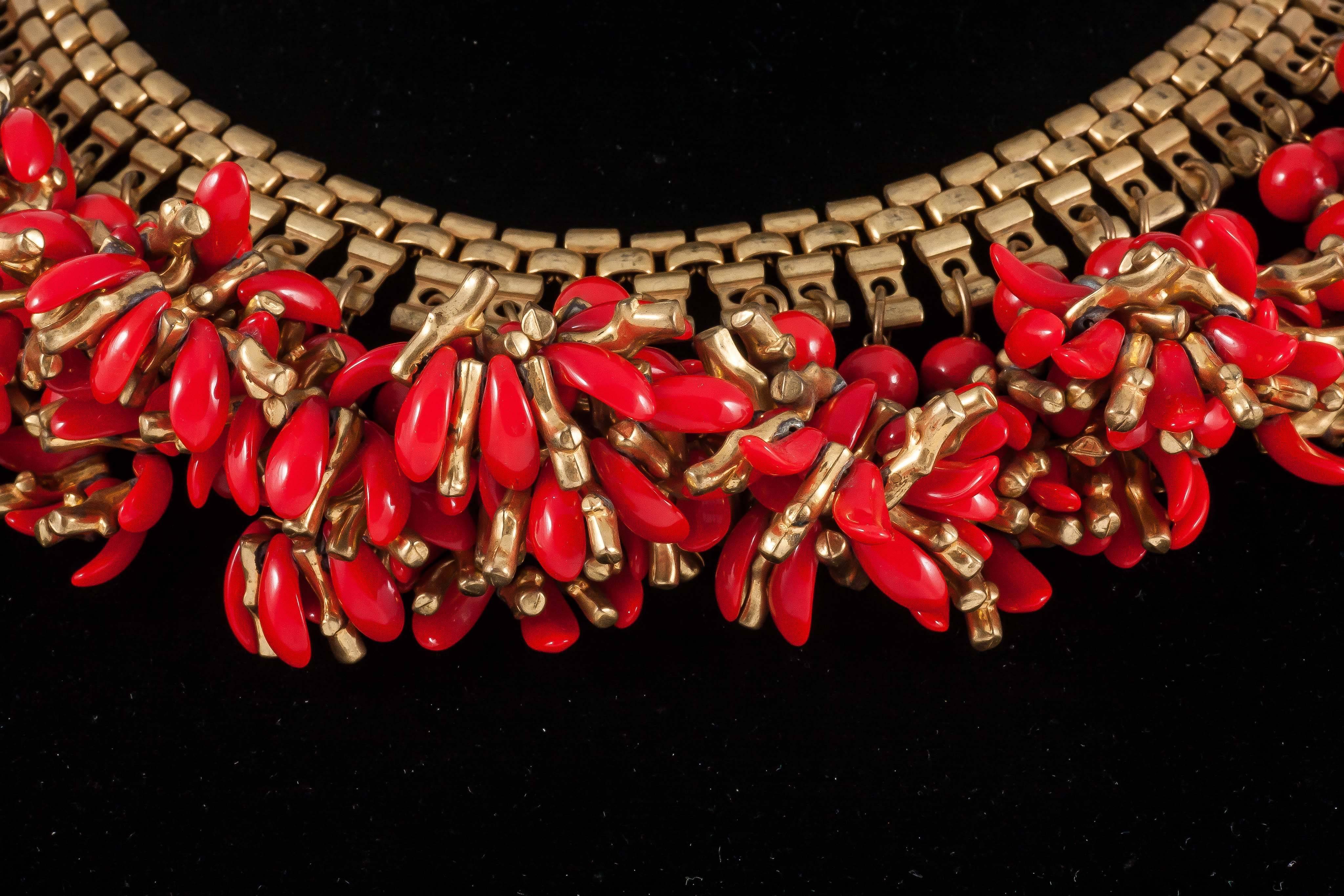  Miriam Haskell faux coral and gilt collar, 1970s In Excellent Condition In Greyabbey, County Down