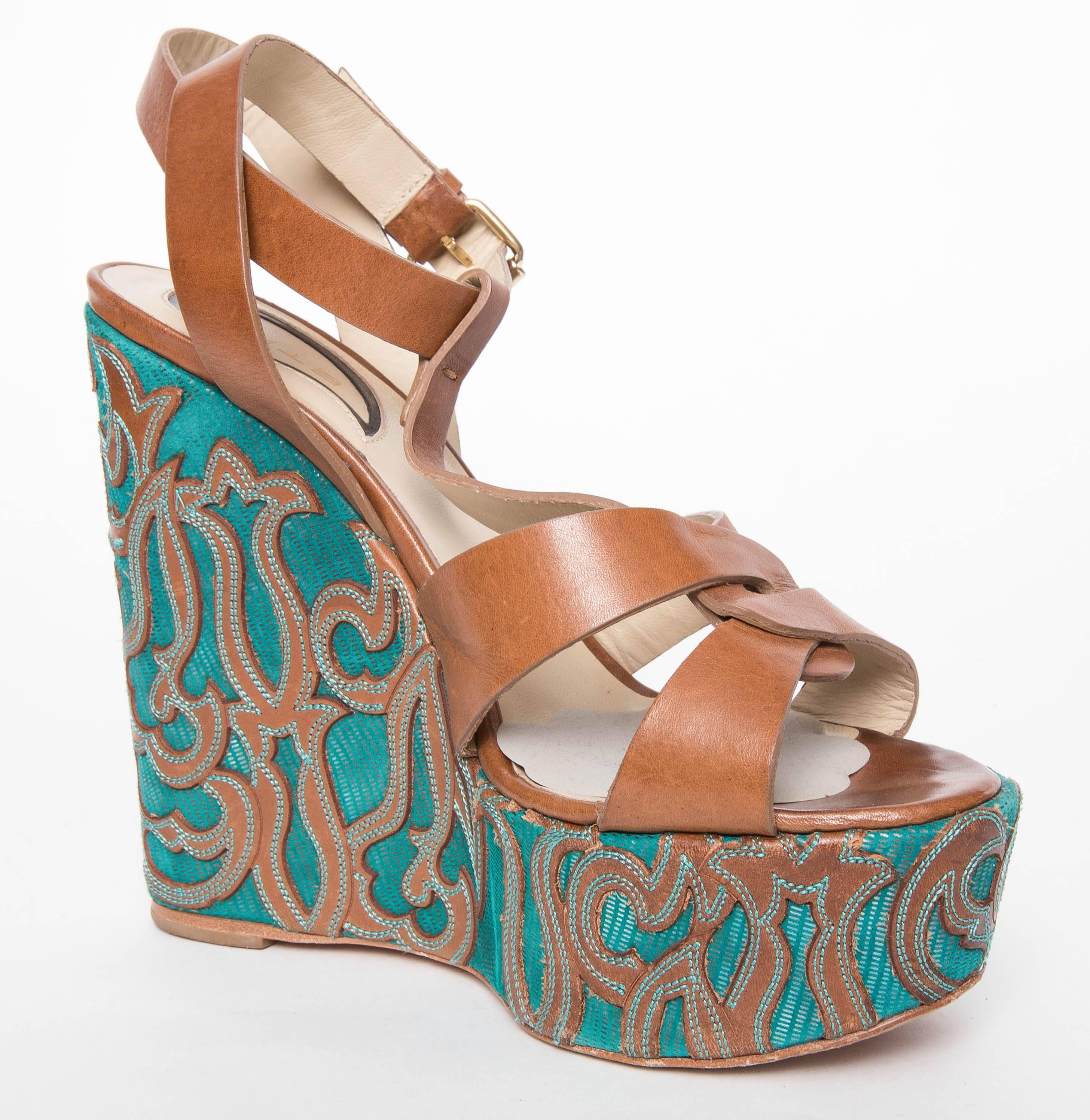Etro Brown Leather and Turquoise Sole Wedged Sandals In Good Condition For Sale In Westhampton Beach, NY