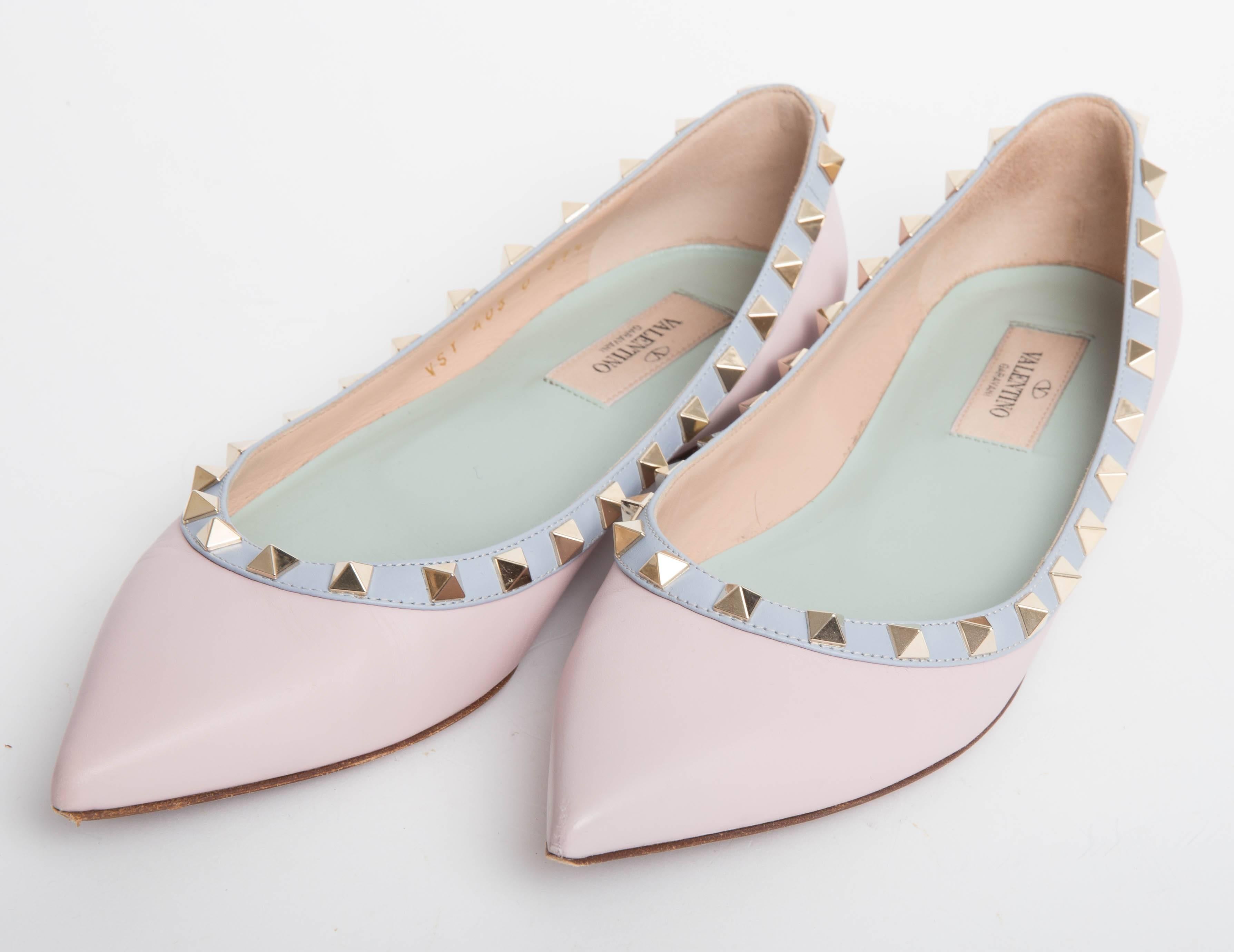 Valentino Rockstud Patent Leather Ballet Flats in Blush feature signature metal studs , with contrasting leather trim and an elegant point toe.
Patent leather upper with metal studded leather trim
Watercolor 2015.
Leather lining and sole
Padded