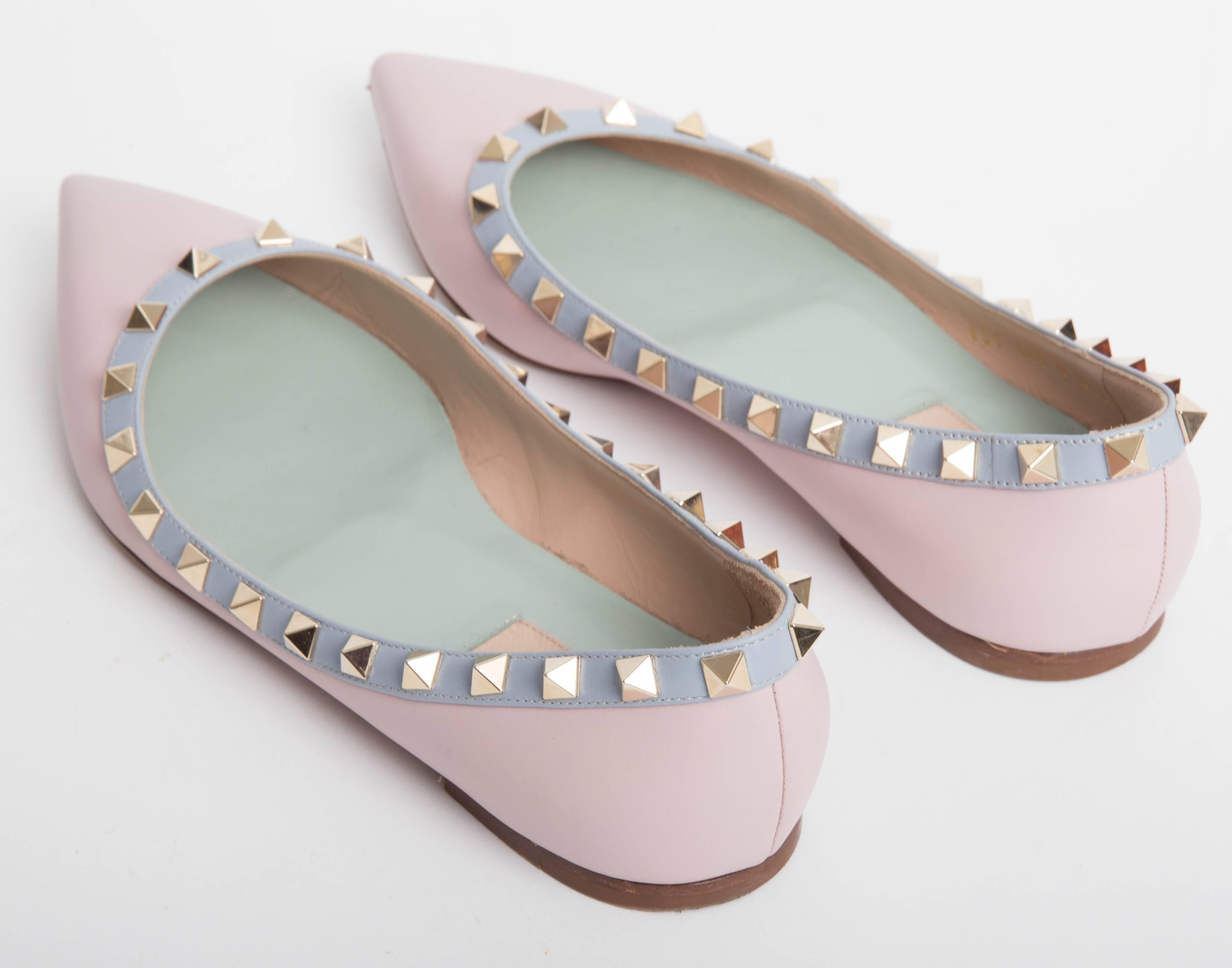 Valentino Rockstud Leather Ballet Flats in Blush EU 371/2. In Excellent Condition In Westhampton Beach, NY