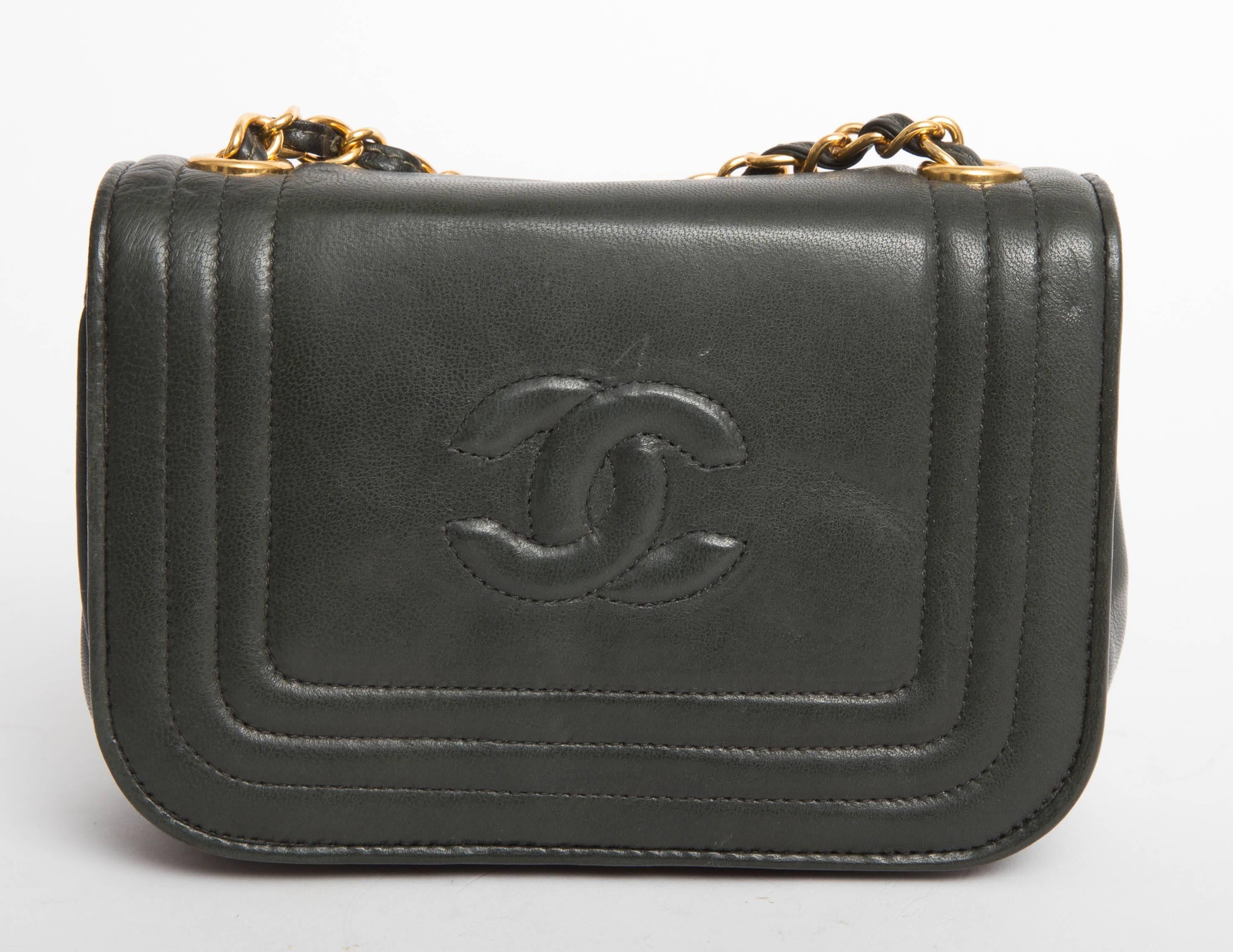 Incredibly Chic Chanel Vintage Dark Green Lambskin Single Flap Classic with Gold Tone Hardware
Strap drop 18 inches.
Comes with original duster, authenticity card and intact hologram.
Authenticity card no 0662182 denotes the years 2000 -