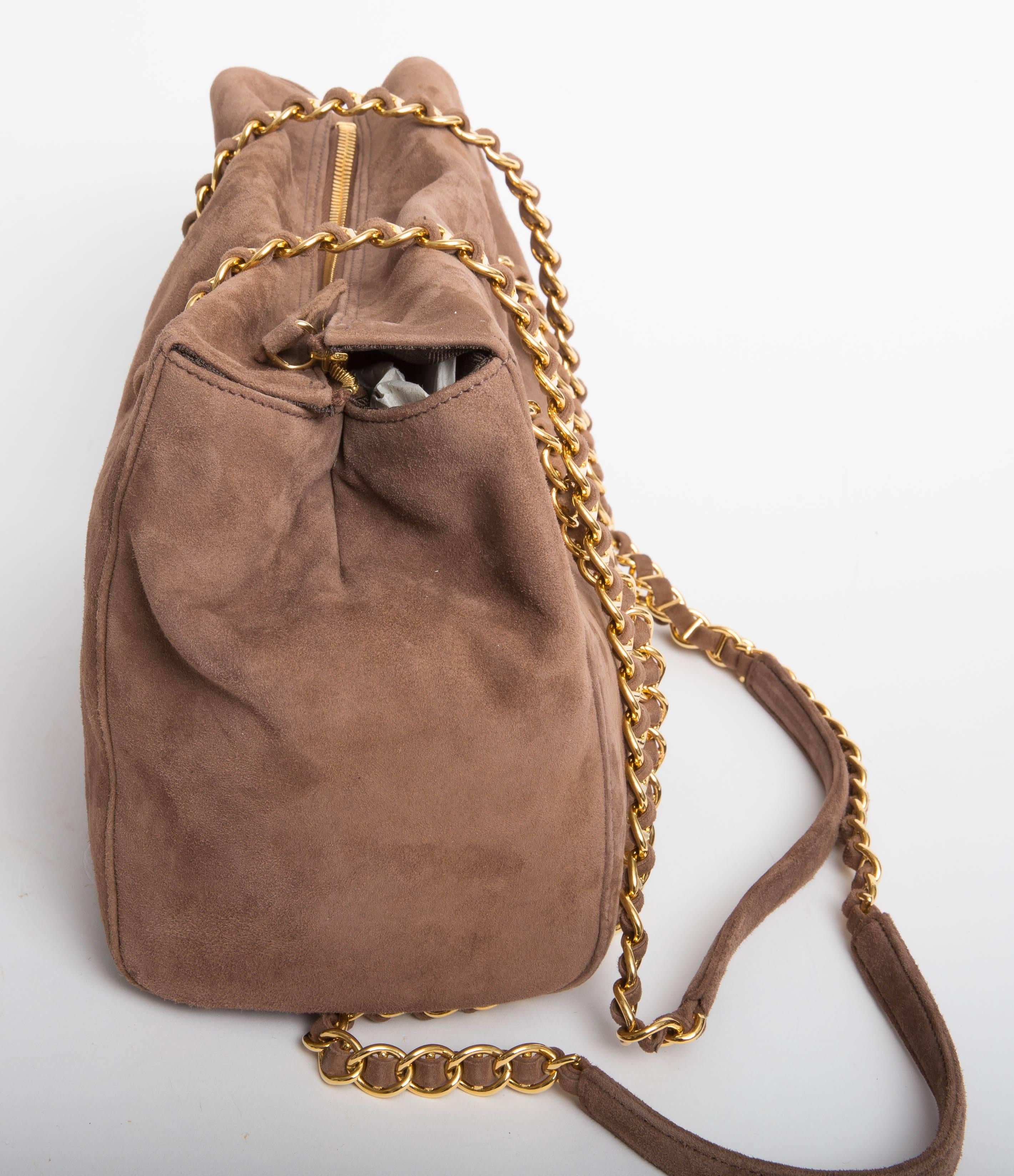 Prada Vintage Wildleder-Umhängetasche mit doppelter Kette und Henkel (Braun)