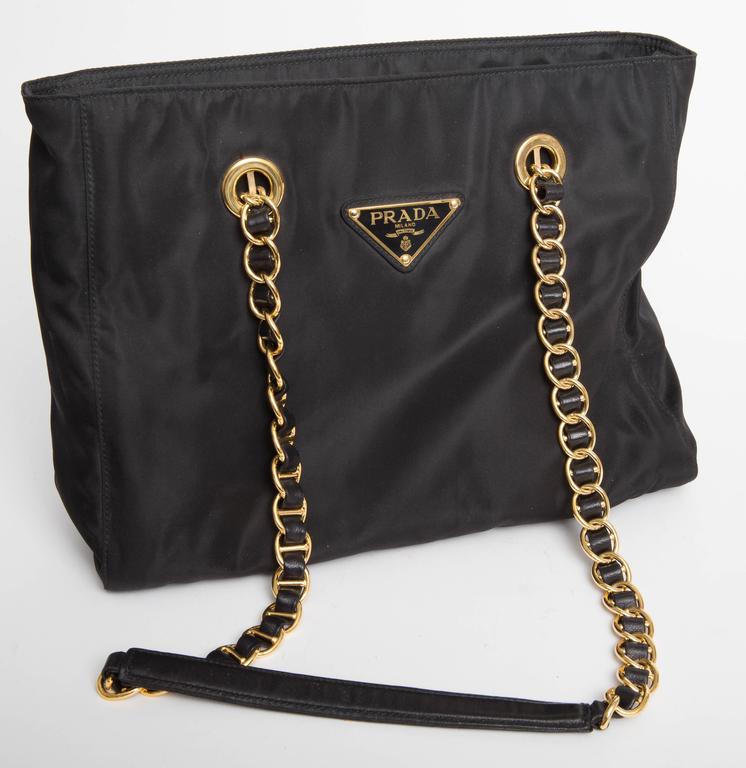 Total 33+ imagen black prada bag gold chain – Thcshoanghoatham-badinh ...