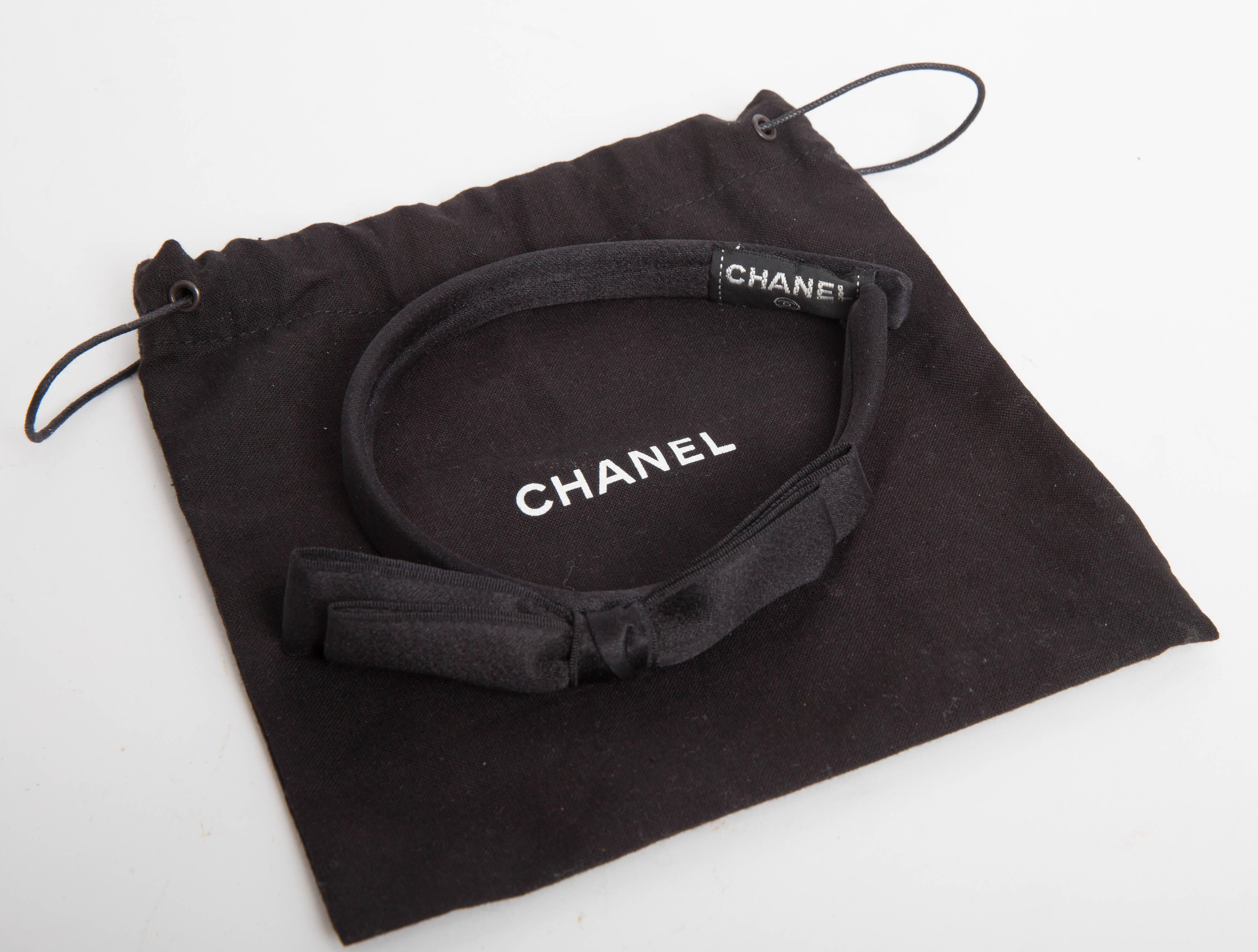 Chanel Vintage Oversize Black Bow Headband.
Black silk hairband from Chanel featuring a large bow.
Comes with duster.