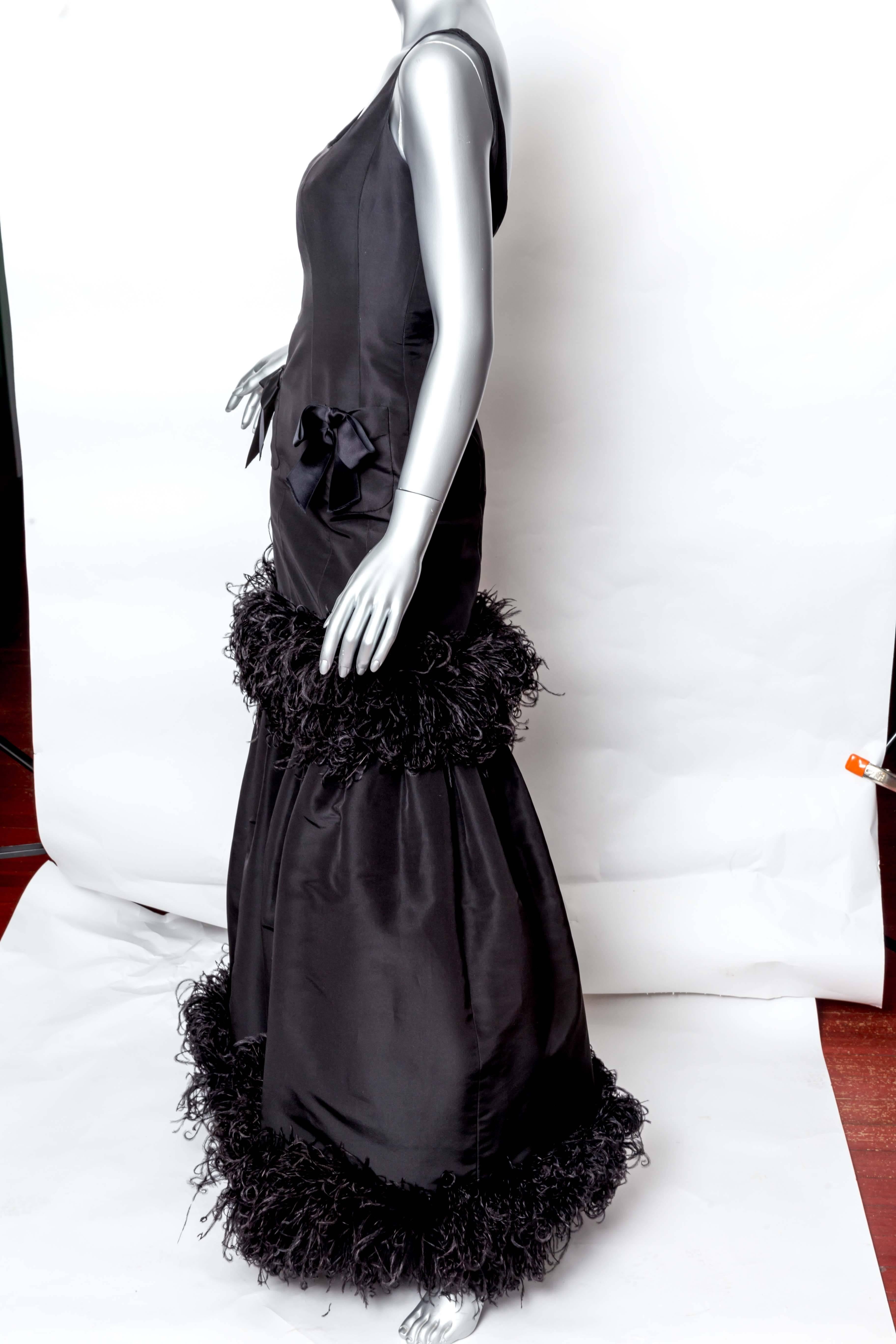 Oscar de la Renta Black Taffeta Ostrich Feather Mermaid Silhouette Evening Gown In Excellent Condition In Westhampton Beach, NY