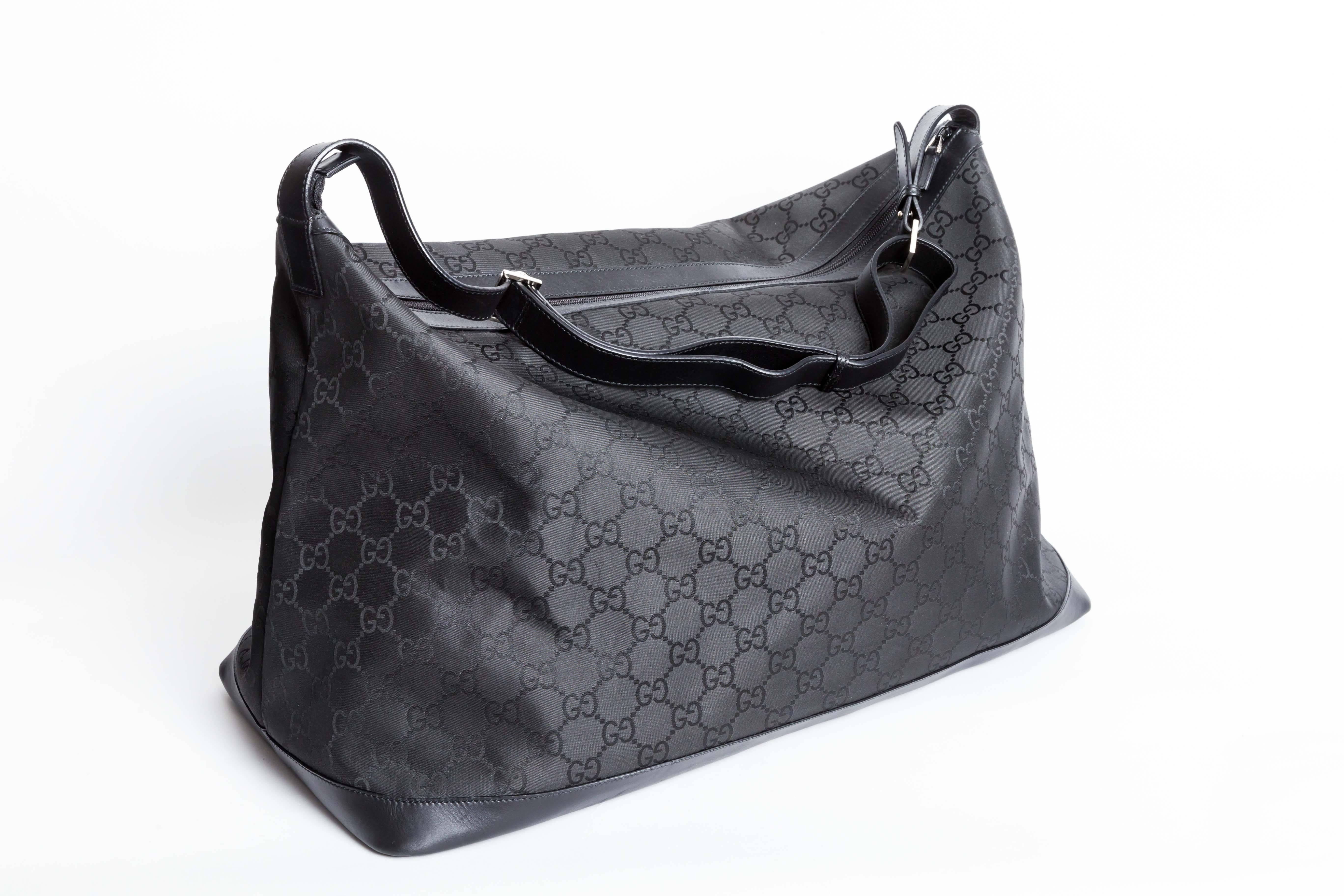 Gucci 105669 XL GG Guccissima Luggage Travel Overnight Duffle features Gucci's Signature GG Monogram Logo on  Black Nylon, Adjustable Leather Shoulder Strap , and Leather Trim Protective Feet on Bottom.  

Does not come with original duster.