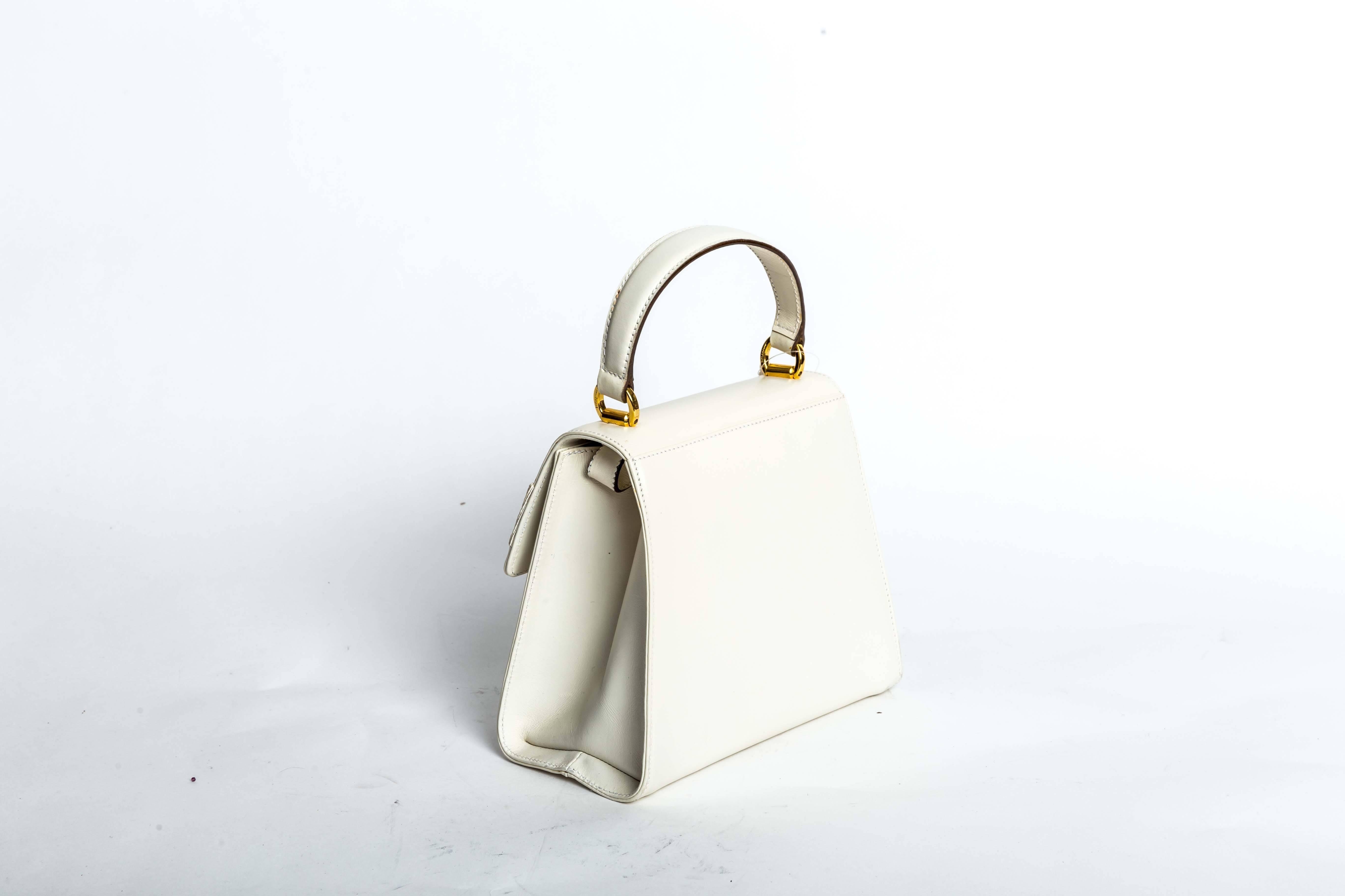 Ferragamo Vintage Vara Bow Two Way Bag in White Leather In Good Condition In Westhampton Beach, NY