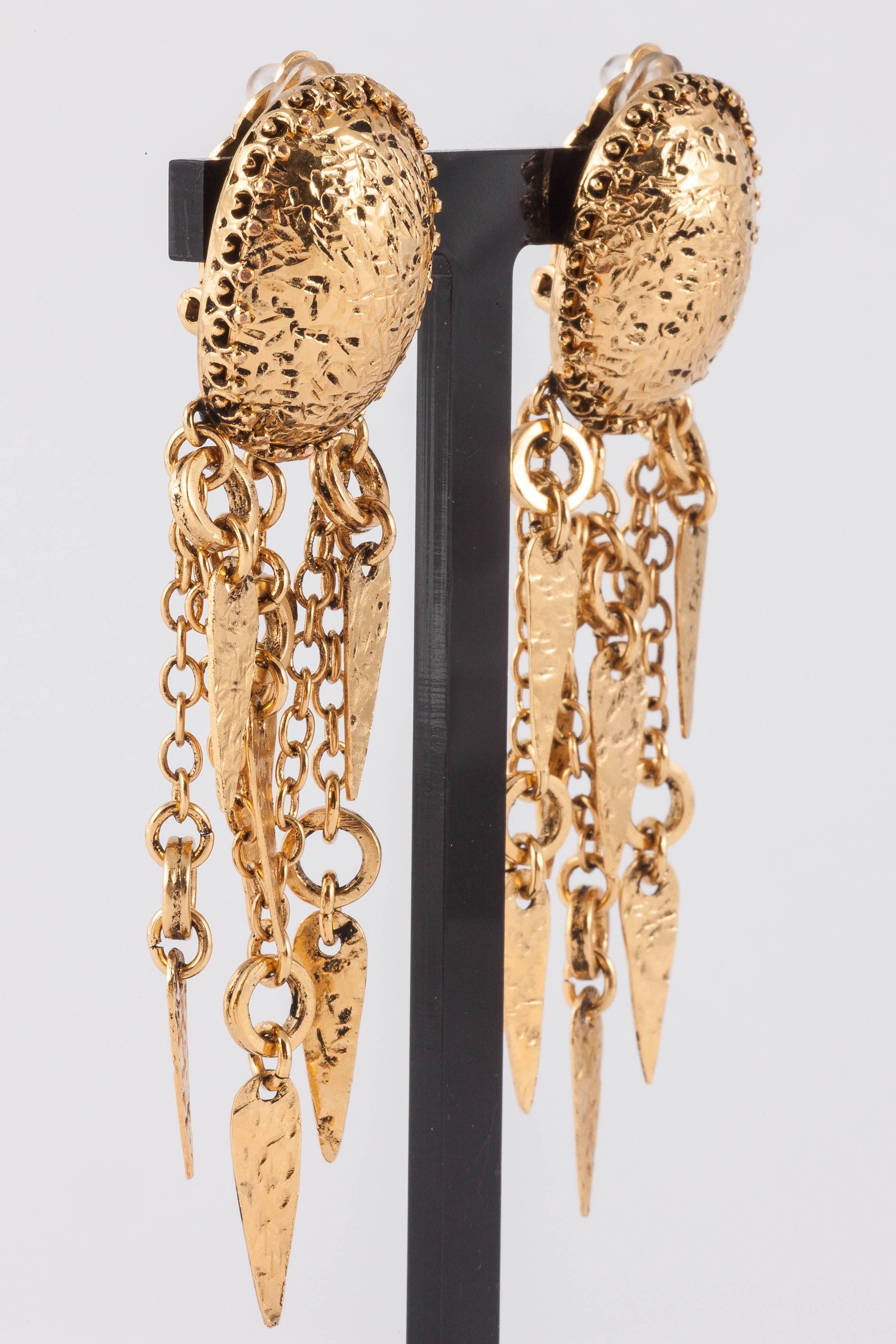 Artisan Boucles d'oreilles pendantes en métal doré martelé, collection de la Seconde Guerre mondiale en vente