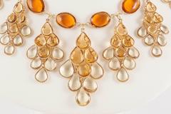 Un'impressionante collana a festoni in vetro colato e dorato, WW Collection, Regno Unito, anni 2000